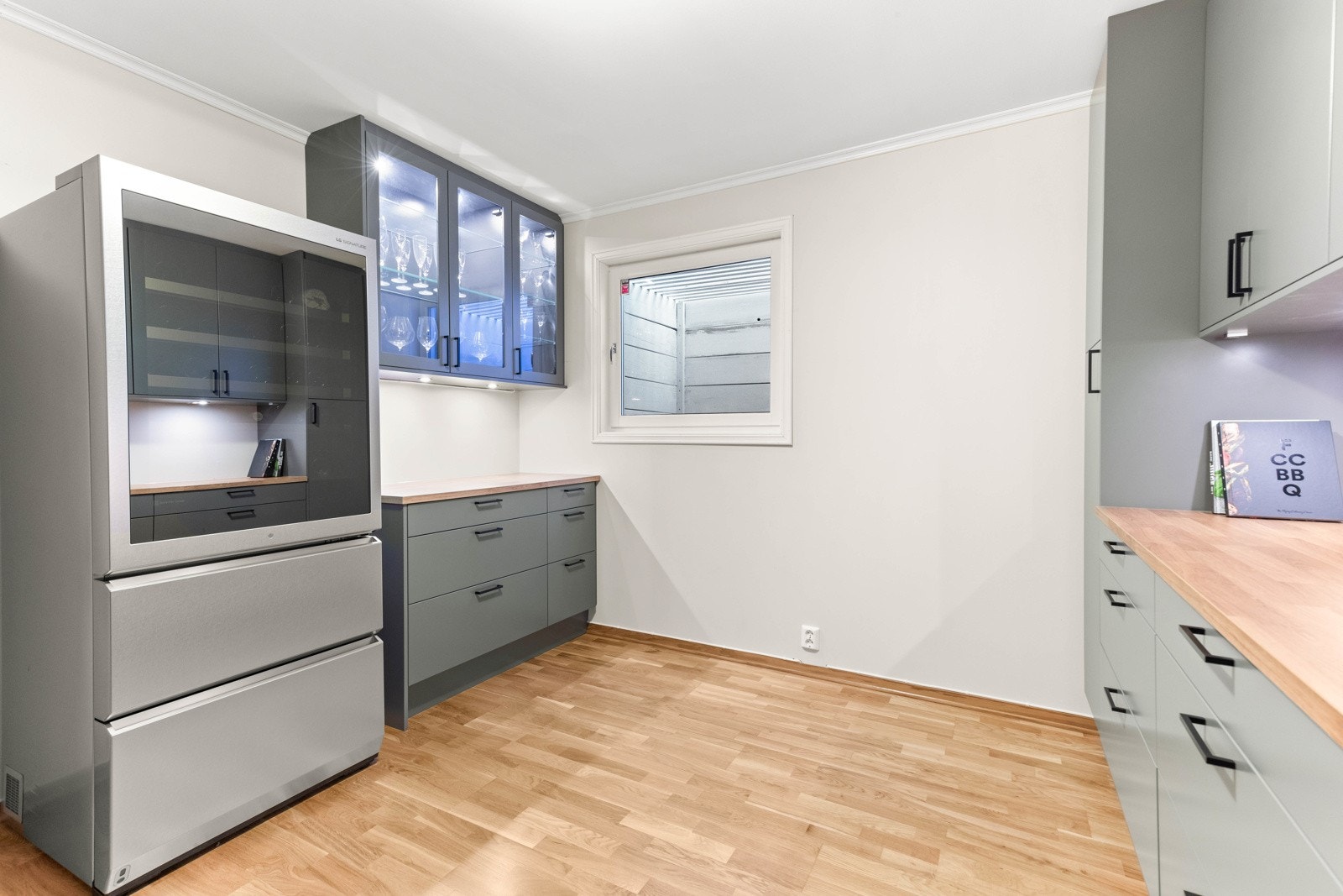 Dette er et rom innredet med kjøkkeninnredning, men uten vann og steke/kokemuligheter. Nåværende eier har vinskap, kjøleskap og fryseskap også på dette rommet. Galleribilde