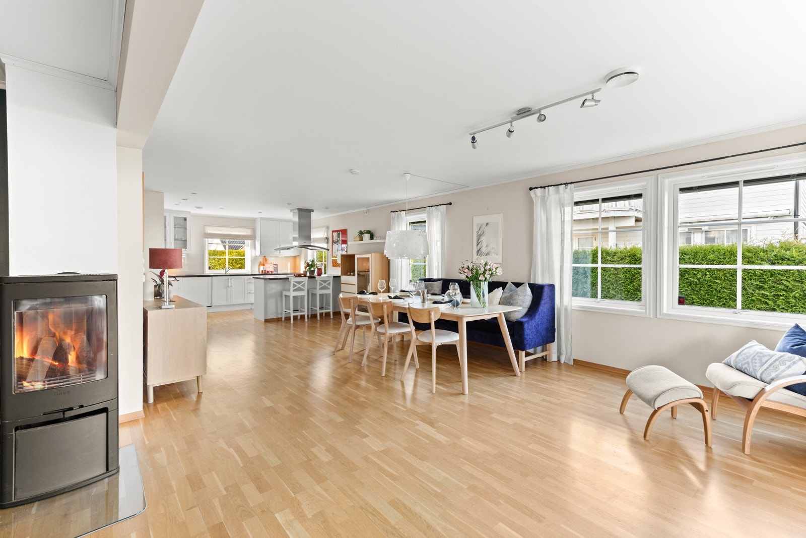 Romslig stue og kjøkken. Galleribilde