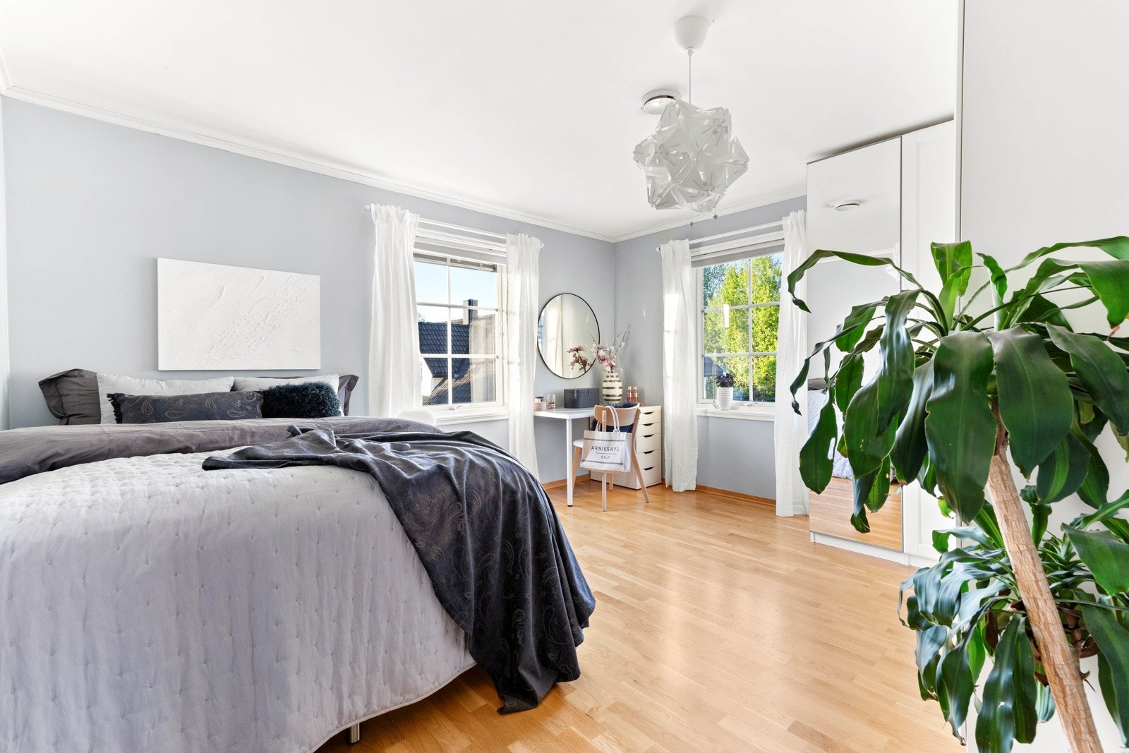 Eneboligen har 4 soverom, alle med store og gode garderobeskap Galleribilde