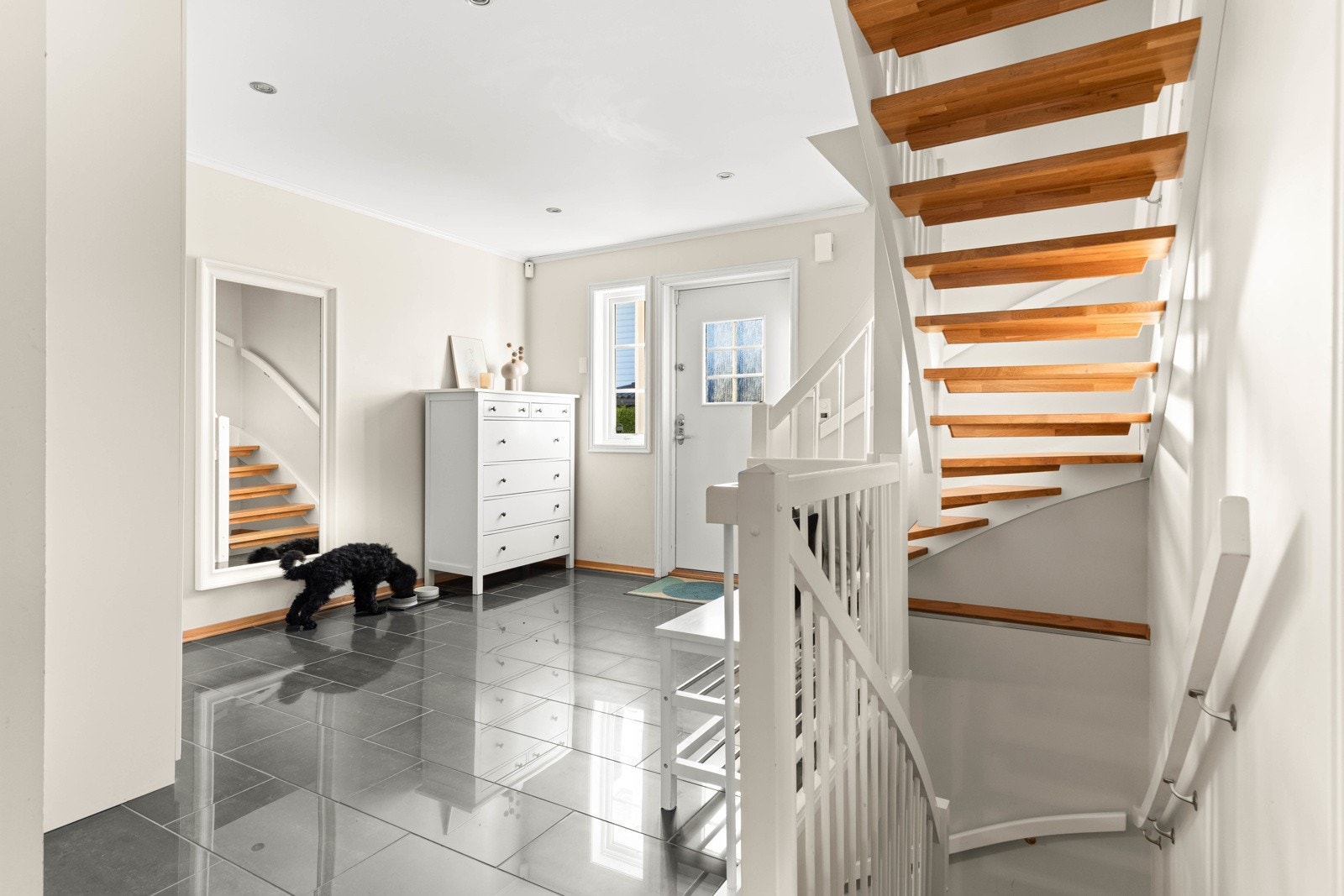 Varmekabler i gulv i stue og kjøkken,hall og bad i første etasje. Det er også varmekabler i hall kjeller og tekninsk rom. Galleribilde