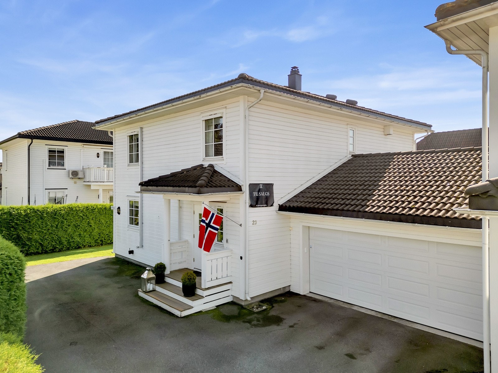 Her har du gårdsplass og garasje skjermet fra veien. Galleribilde