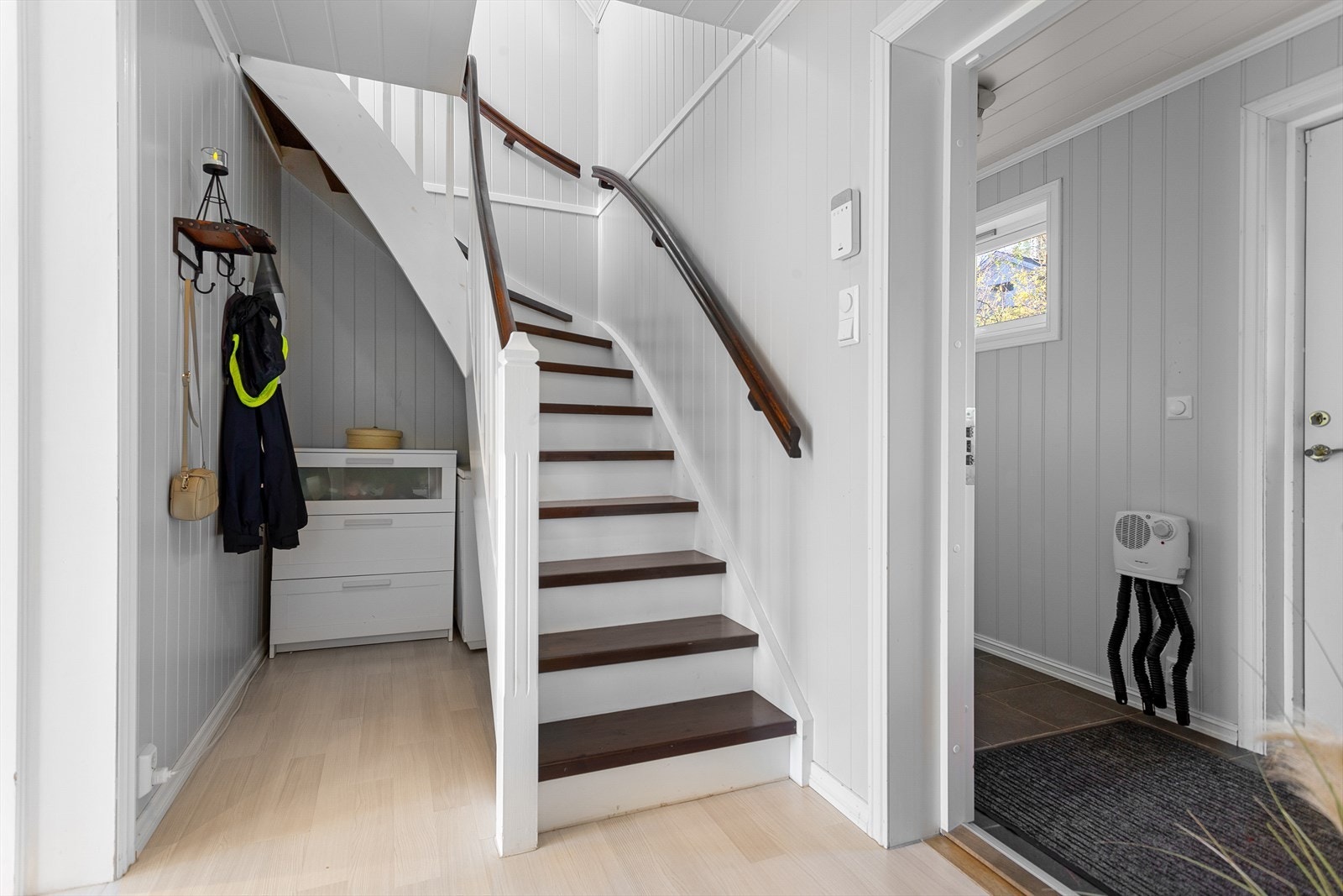 Fra gangen er det trapp opp til 2.etasje, her er det laminat på gulv og malte plater på vegg. Galleribilde