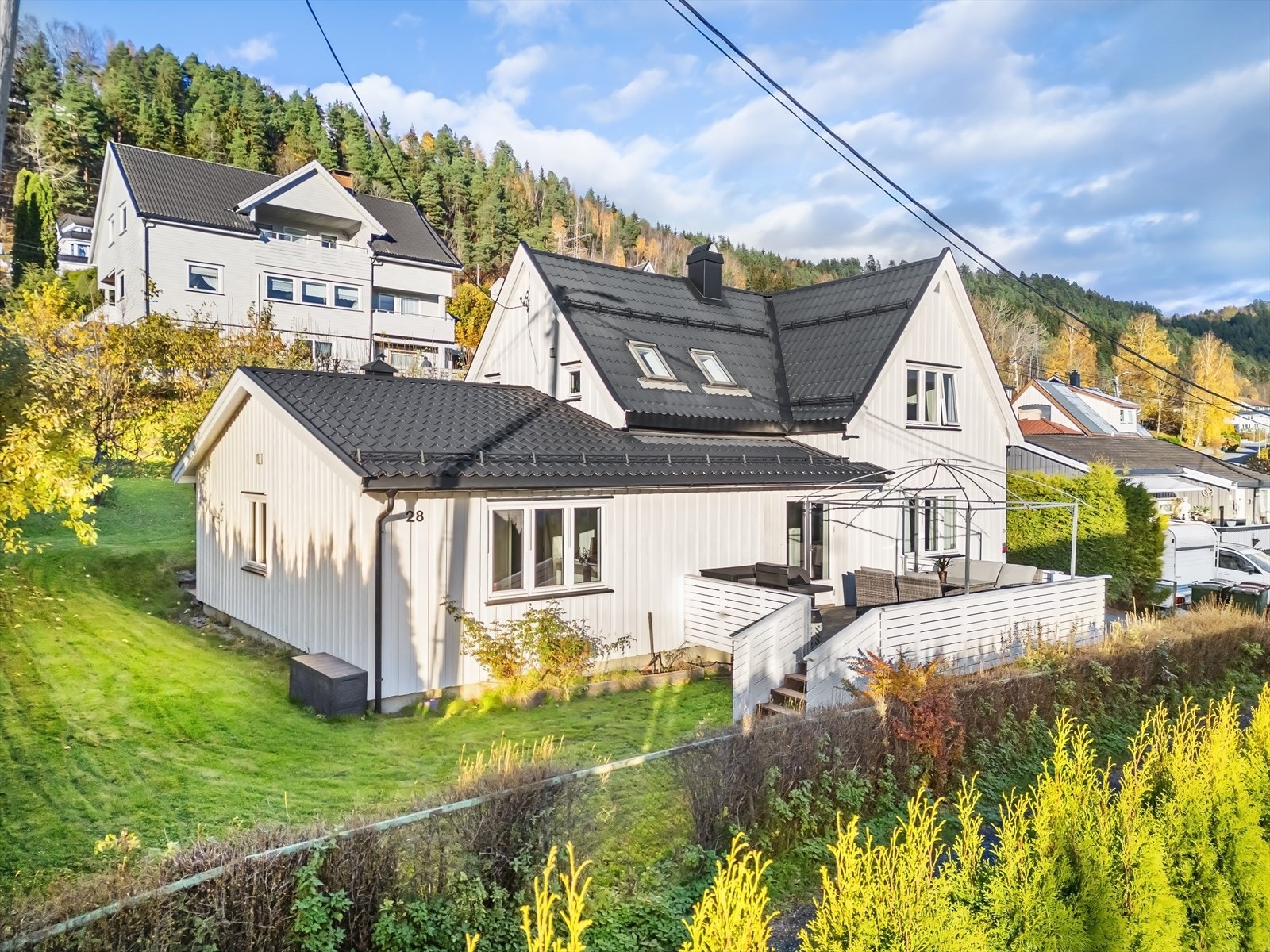 Innholdsrik enebolig m/ hybel sentralt i Krokstadelva. Galleribilde