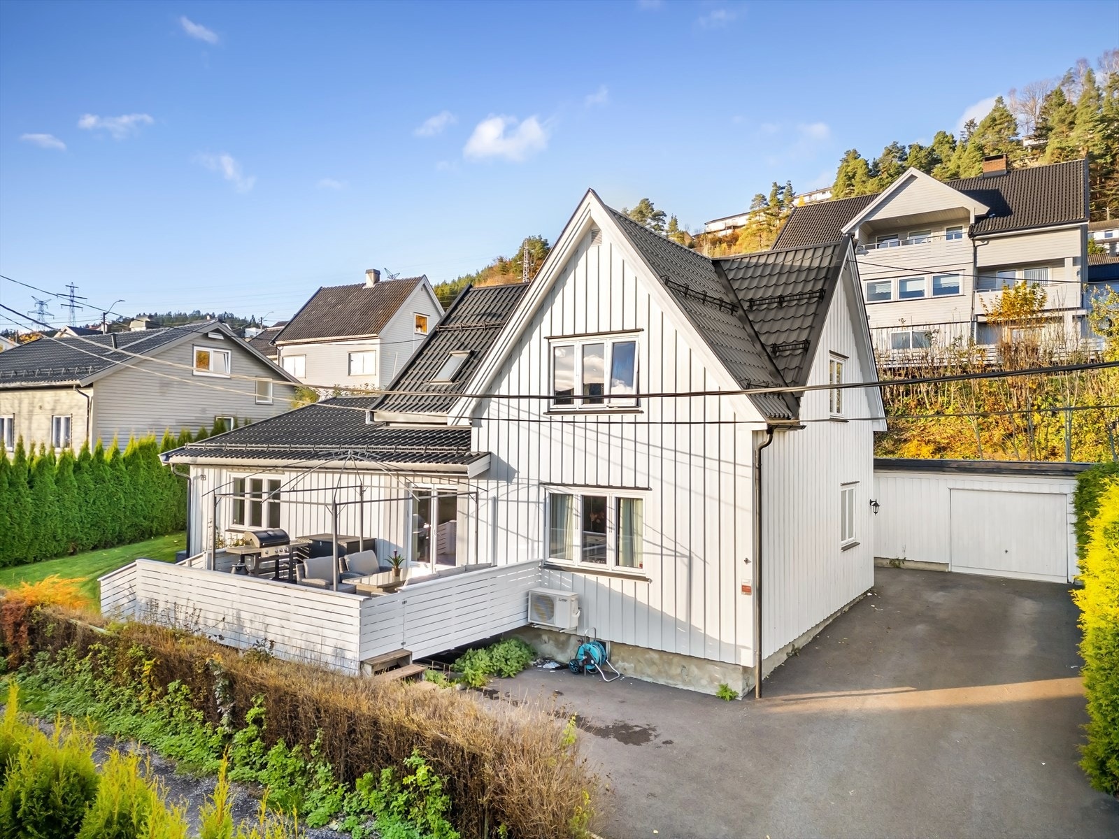Eiendommen har plass til parkering i egen gårdsplass og garasje. Galleribilde