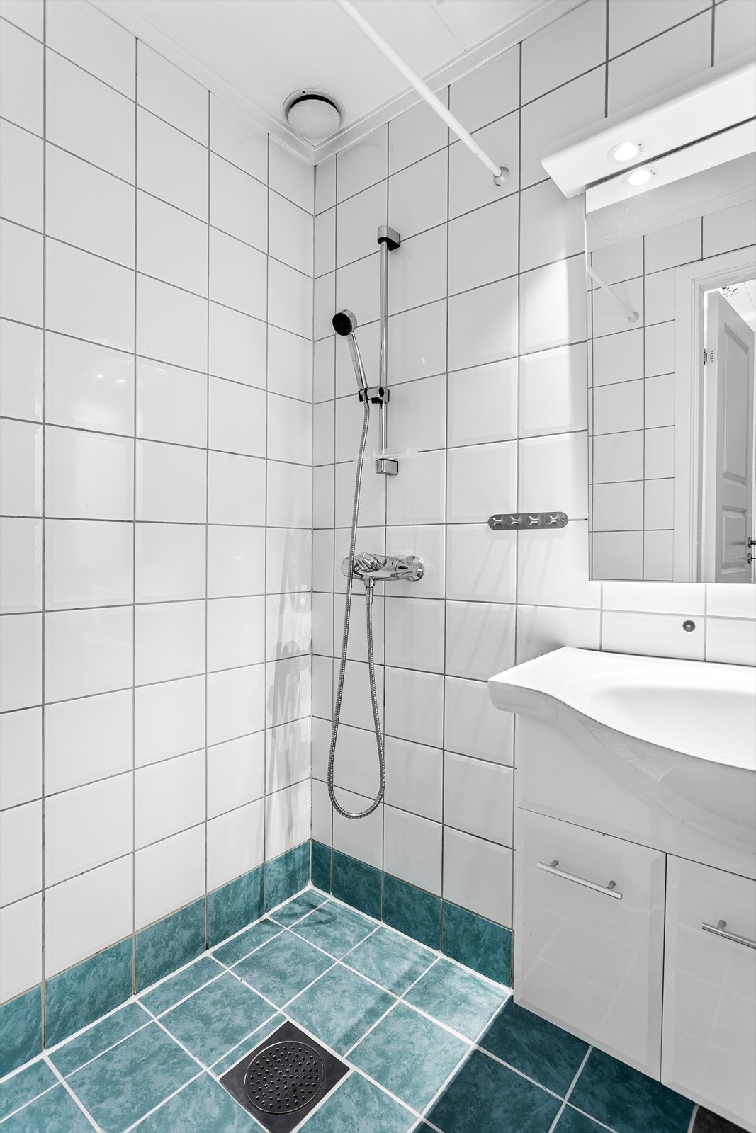 Badet har varmekabler , fliser på gulv og vegger og dusj. Galleribilde