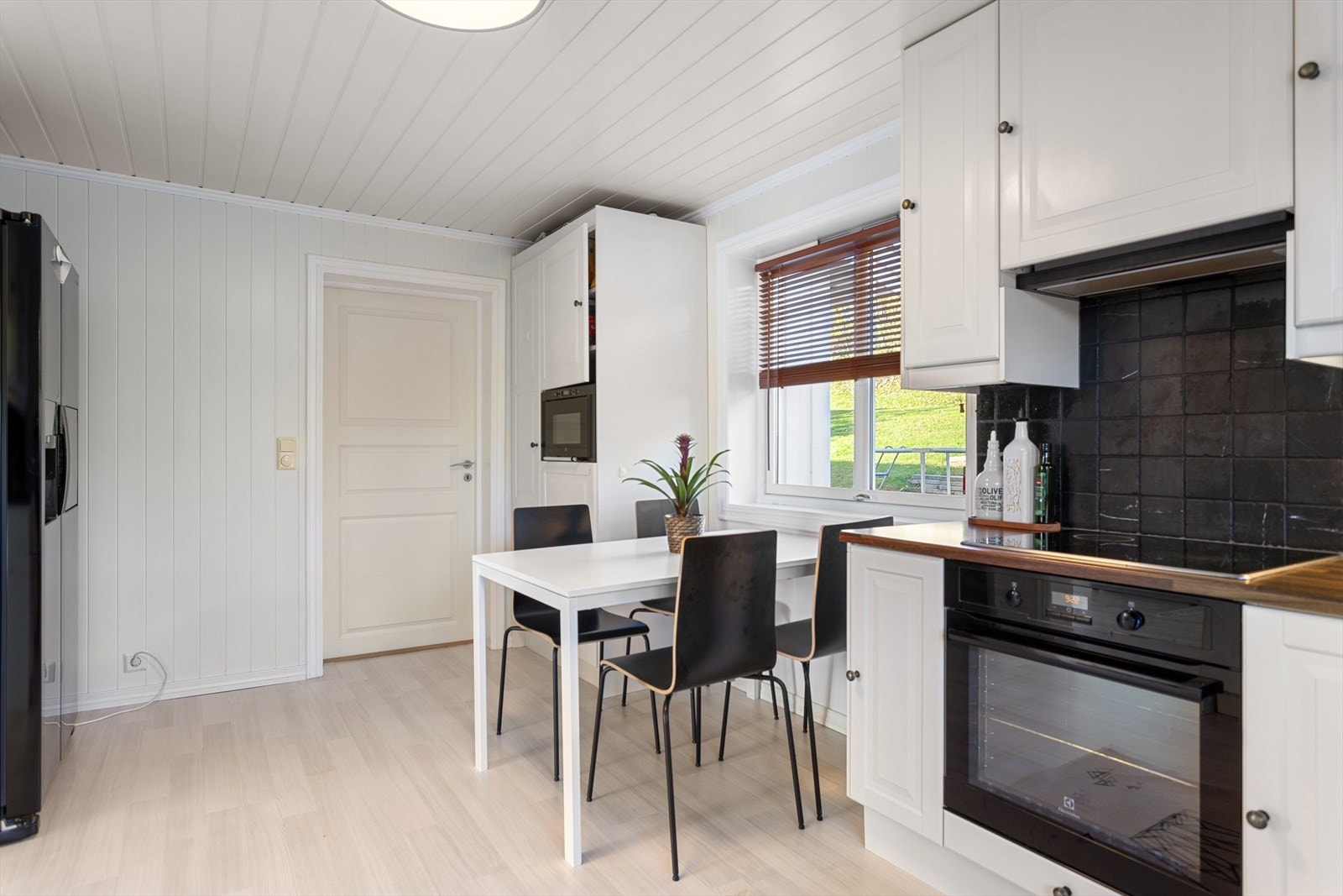 Kjøkkenet har komfyr, mikro og platetopp. Opplegg til oppvaskmaskin og vaskemaskin. Galleribilde