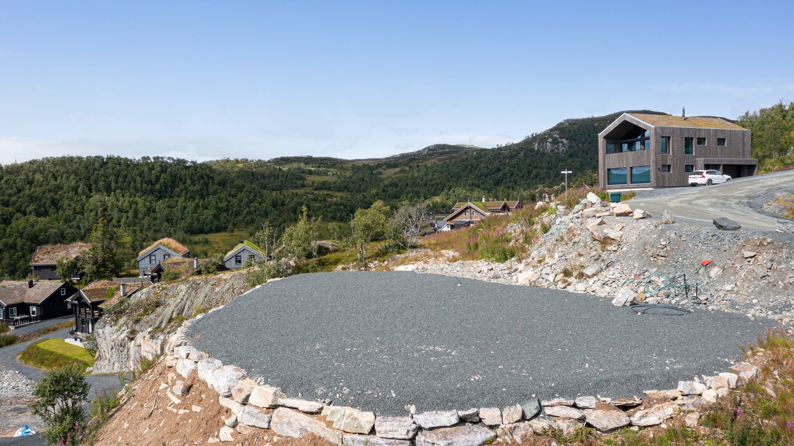 Tomtene er ferdig opparbeidet - klart for bygging. Flott natursteinsmur rundt fronten av tomtene Galleribilde