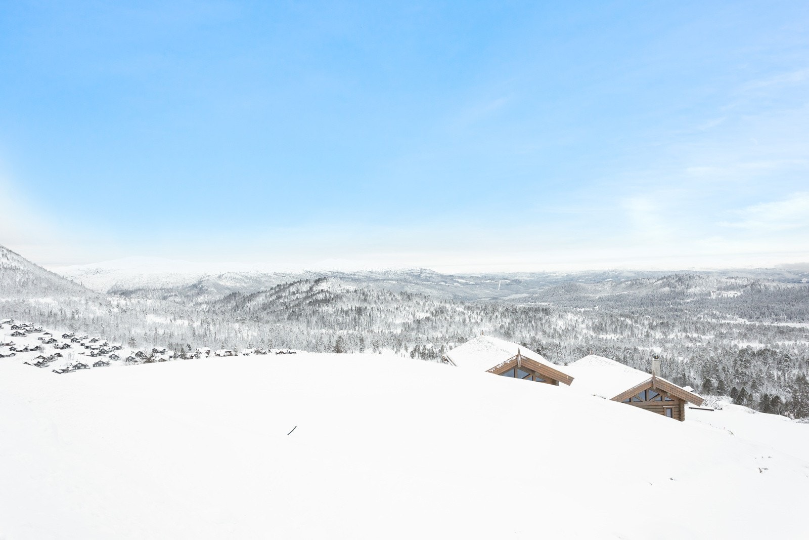 Tomtene er plassert høyt i terrenget, noe som gir fri utsikt over nærområdet Galleribilde