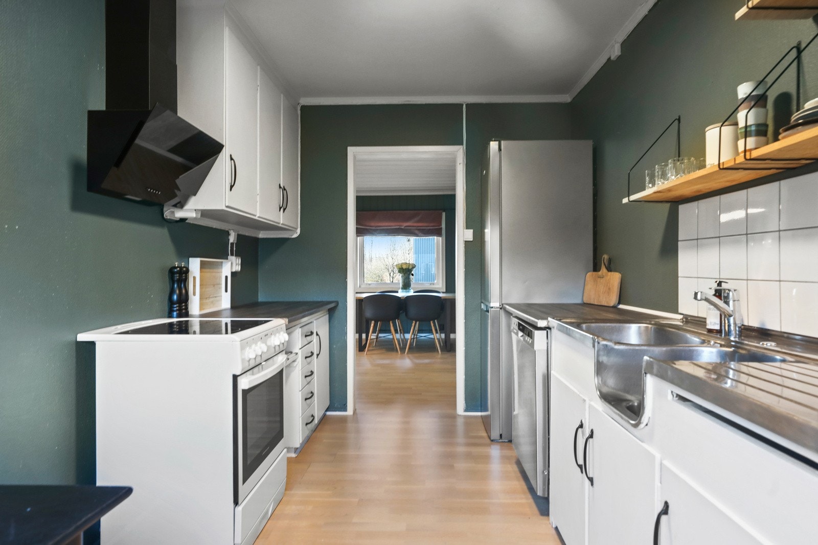 Leiligheten har lyst og velholdt kjøkken Galleribilde