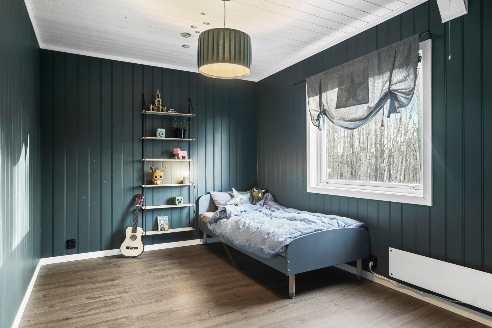 Soverom #2 er romslig, her får man plass til to senger ved behov Galleribilde