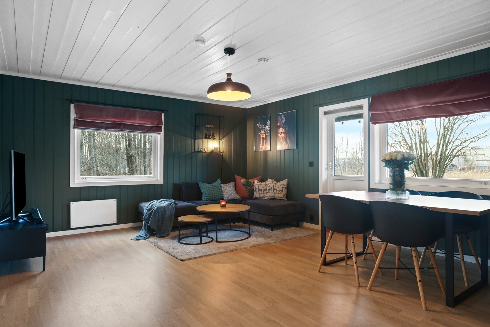 Leiligheten har en fin og luftig stue med god plass til møblering Galleribilde