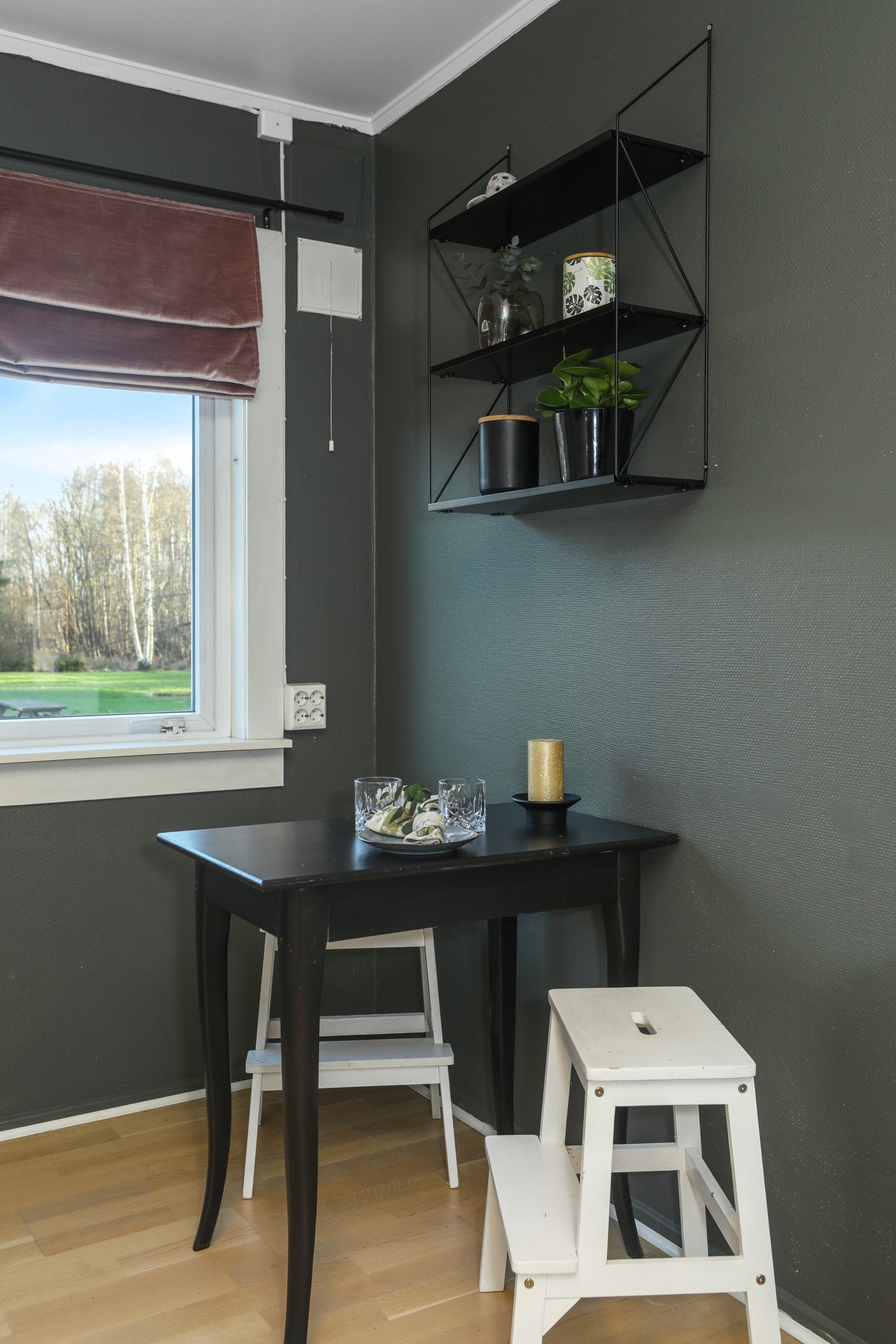 I enden av kjøkkenet er det plass til frokostbord Galleribilde