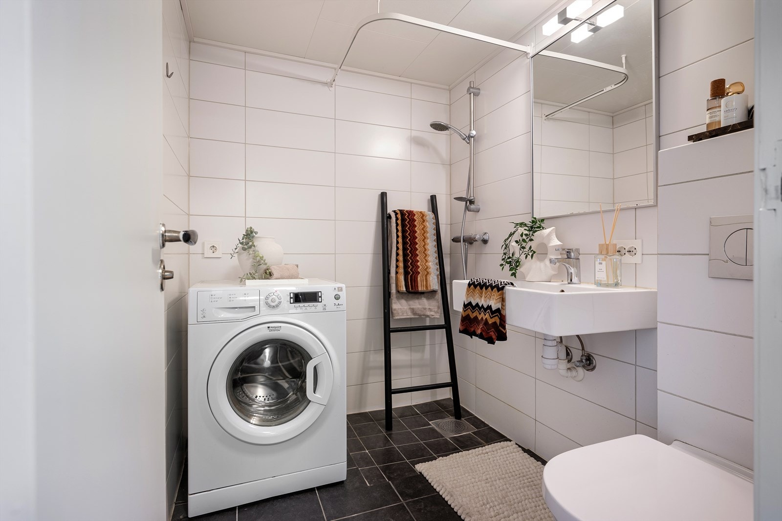 Det er felles vaskerom i samme oppgang om man ønsker å frigi plass på badet. Galleribilde