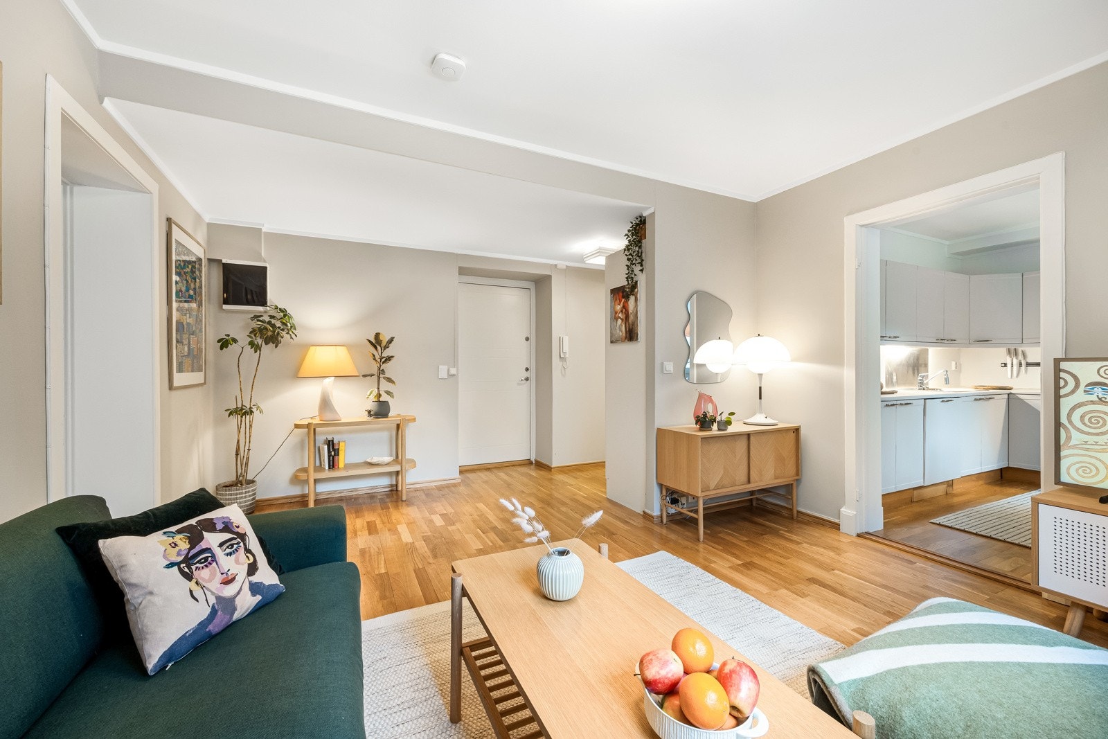 Stuen er av god størrelse med plass til sofagruppe med tilhørende møblement og annen ønsket innredning Galleribilde