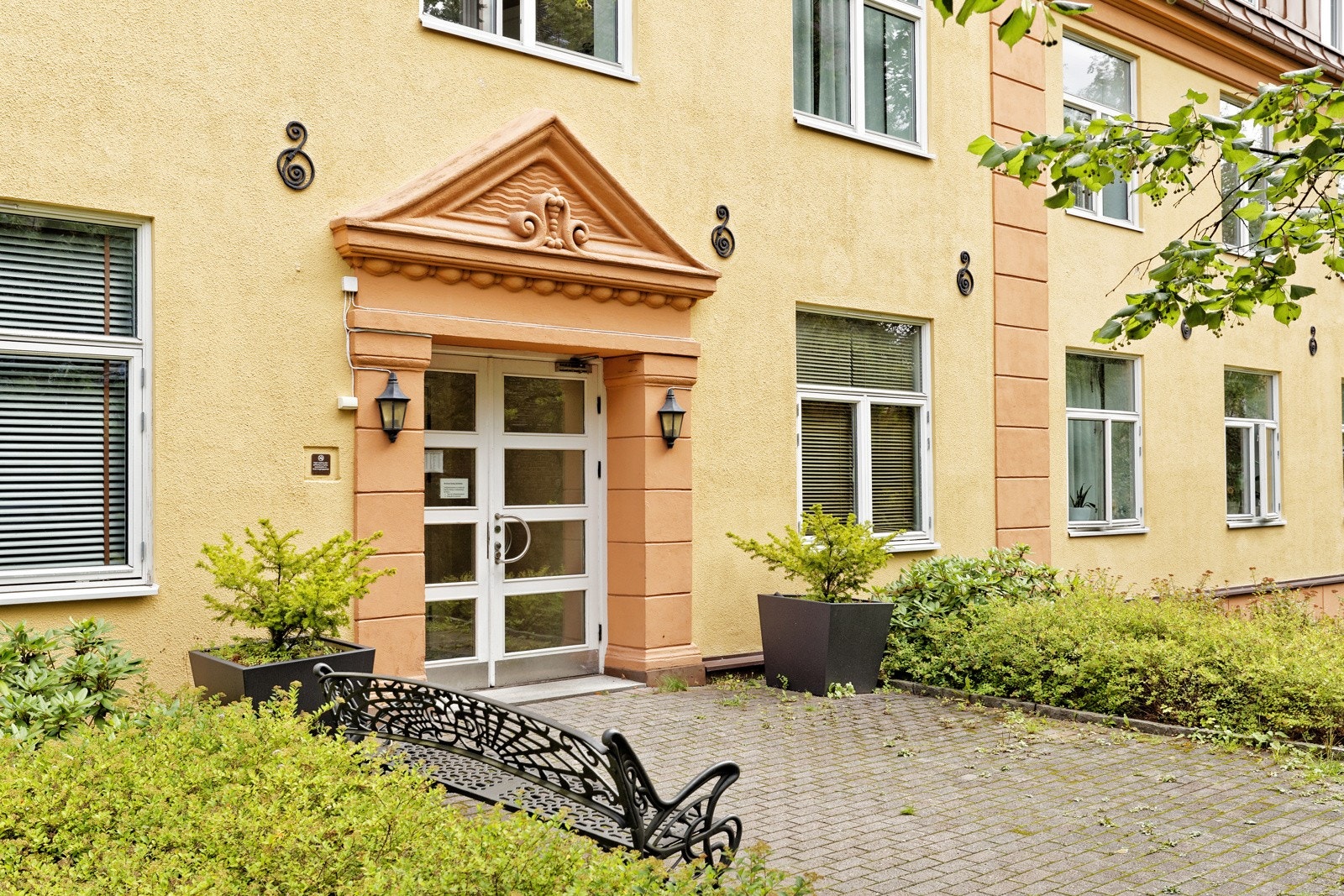 Boligen befinner seg i ærverdig bygård fra 1918, modernisert på starten av 2000-tallet Galleribilde