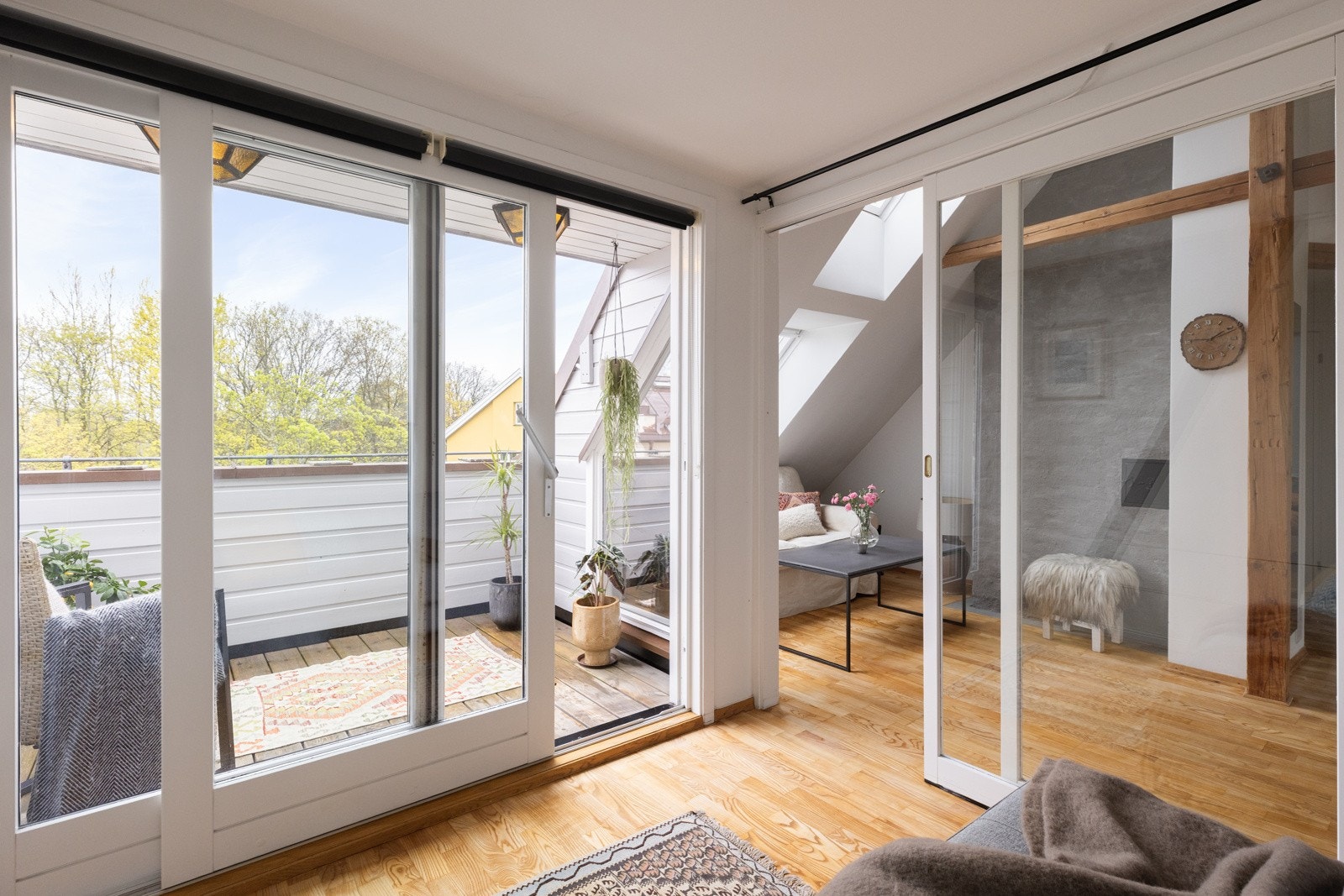 De store glassflatene gjør at rommet fungerer som en vinterhage. Galleribilde