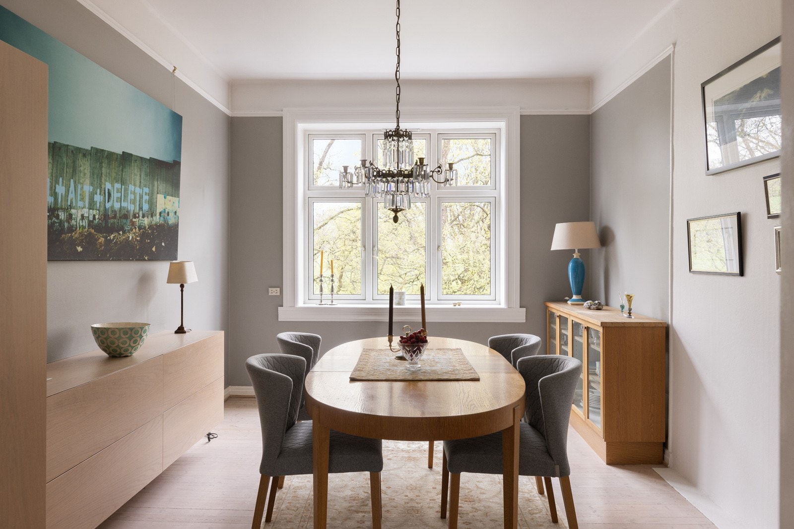 Spisestuen har god plass til et romslig spisebord. Galleribilde