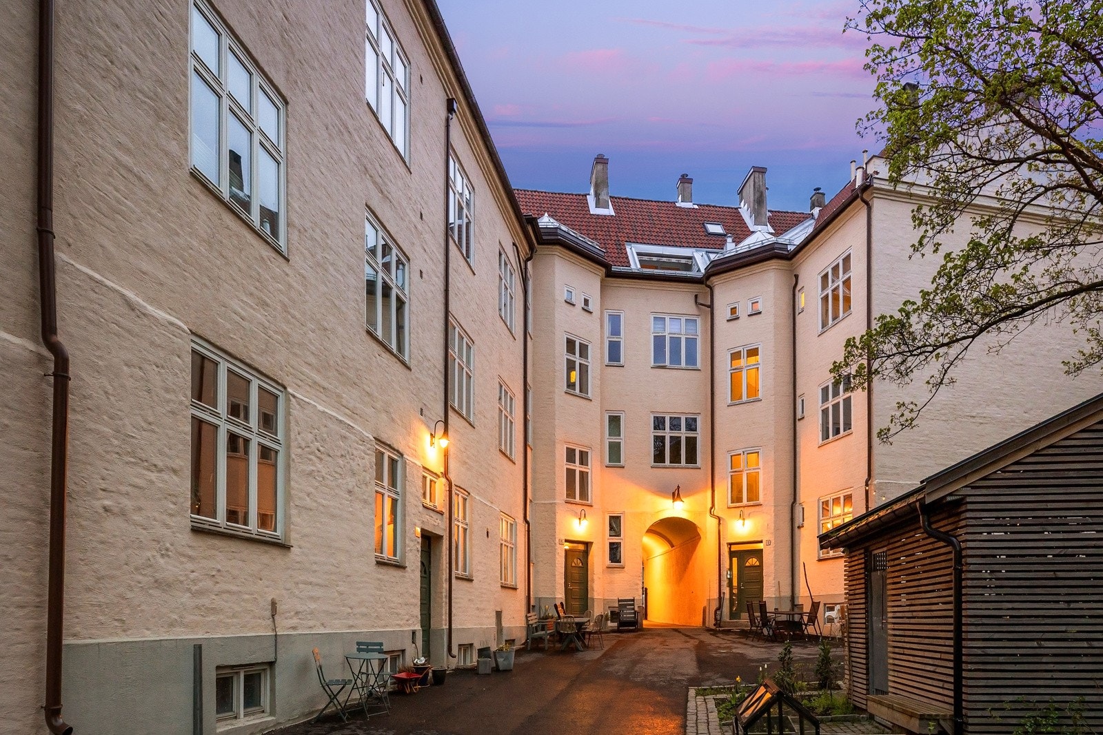 Borettslaget har et parkmessig opparbeidet gårdsrom. Galleribilde