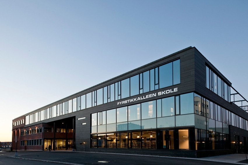 Fyrstikkalleeen skole ligger en knapp 20 minutters gåtur unna Galleribilde