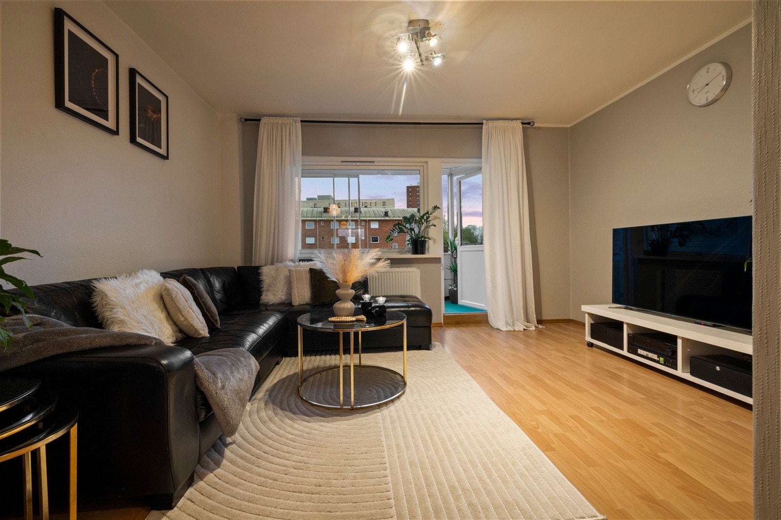 PrivatMegleren Infinita ved Bent W. Johansen har gleden av å presentere Karl Staaffs vei 20! Galleribilde