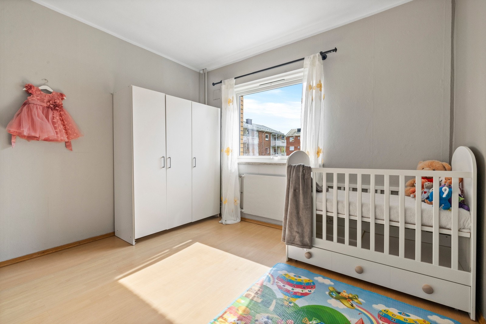 Det store vinduet gir også masse naturlig lys Galleribilde