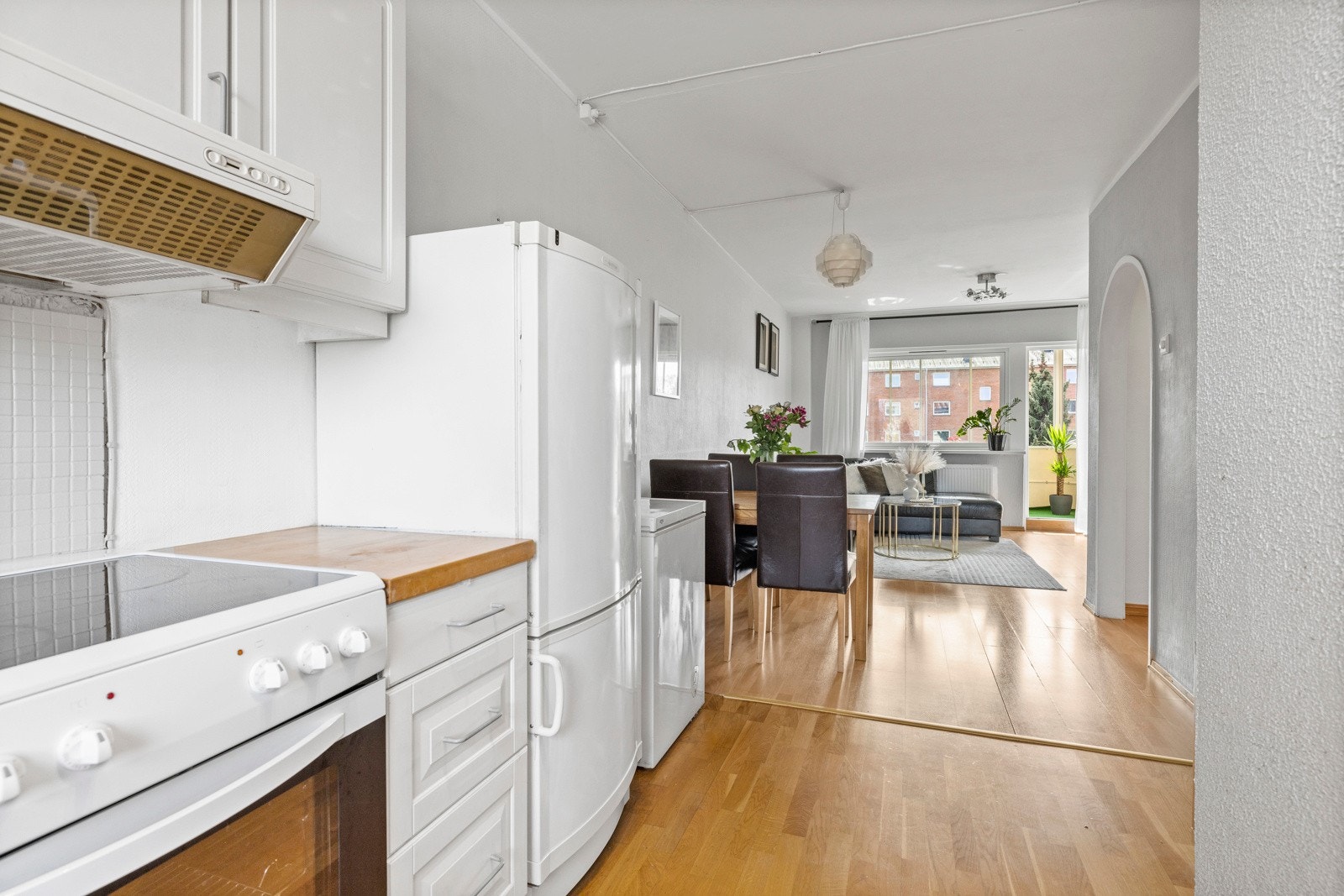 Mellom kjøkkenet og stuen har du en praktisk spisegruppe Galleribilde