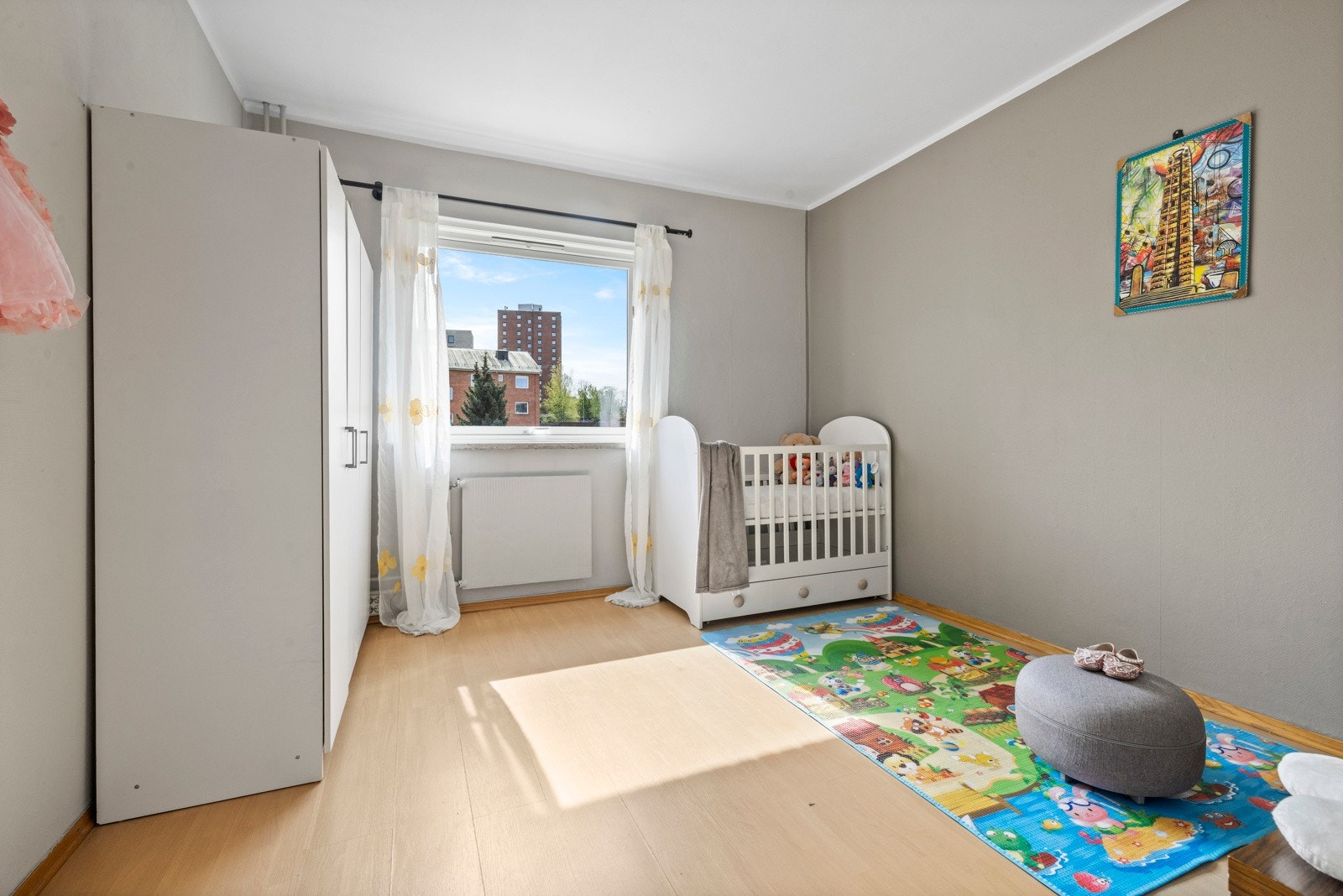 I det andre soverommet får du fint plass til både seng, garderobe og en arbeidsstasjon etter eget ønske Galleribilde