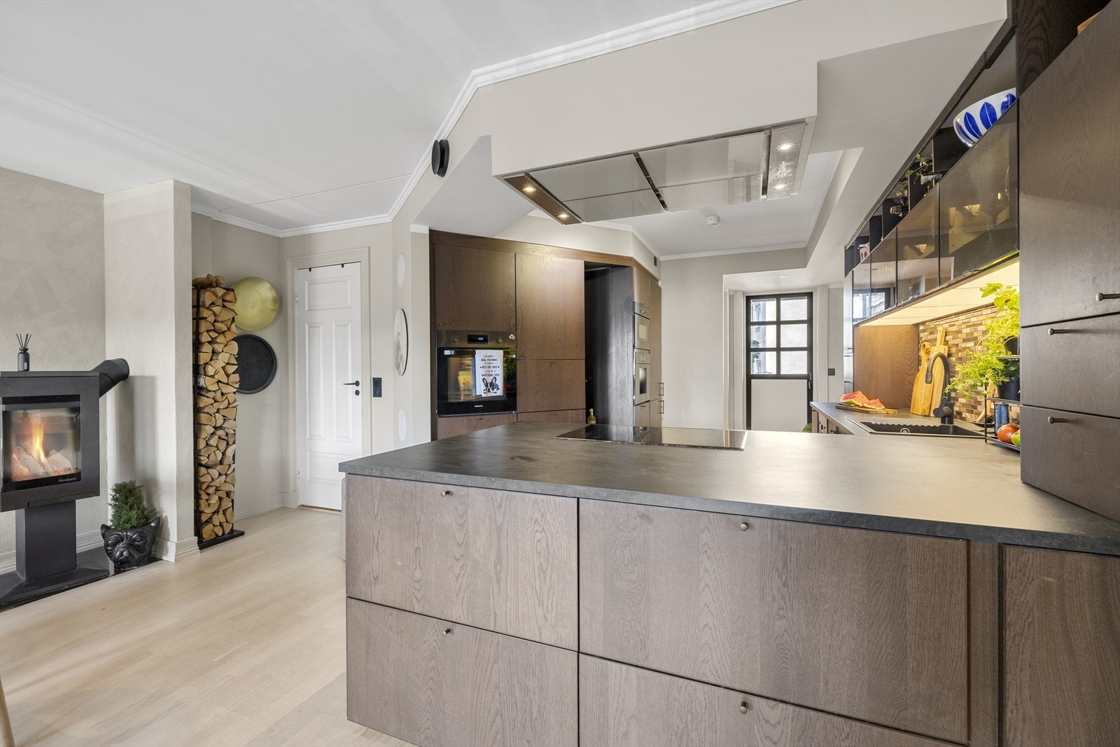 Kjøkkenet er meget lekkert og utnytter plassen på en svært god måte. Galleribilde