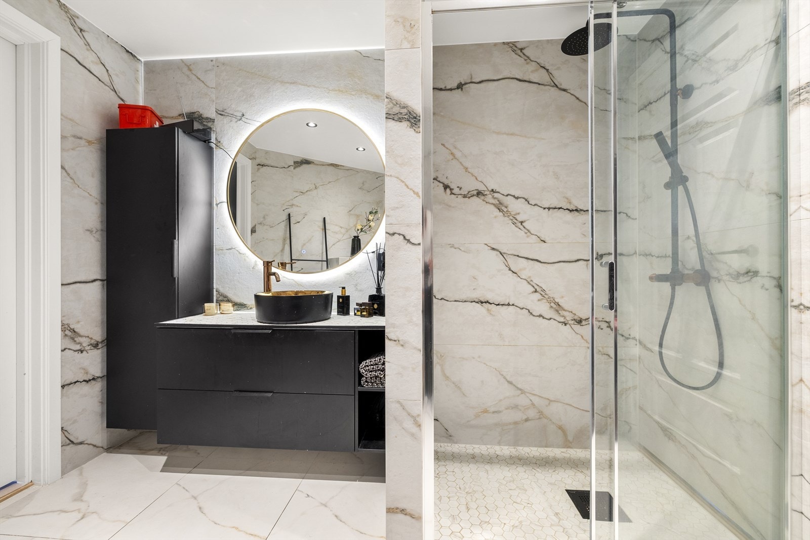 Dusjnisje med regnfalldusj og mosaikk på gulvet. Galleribilde