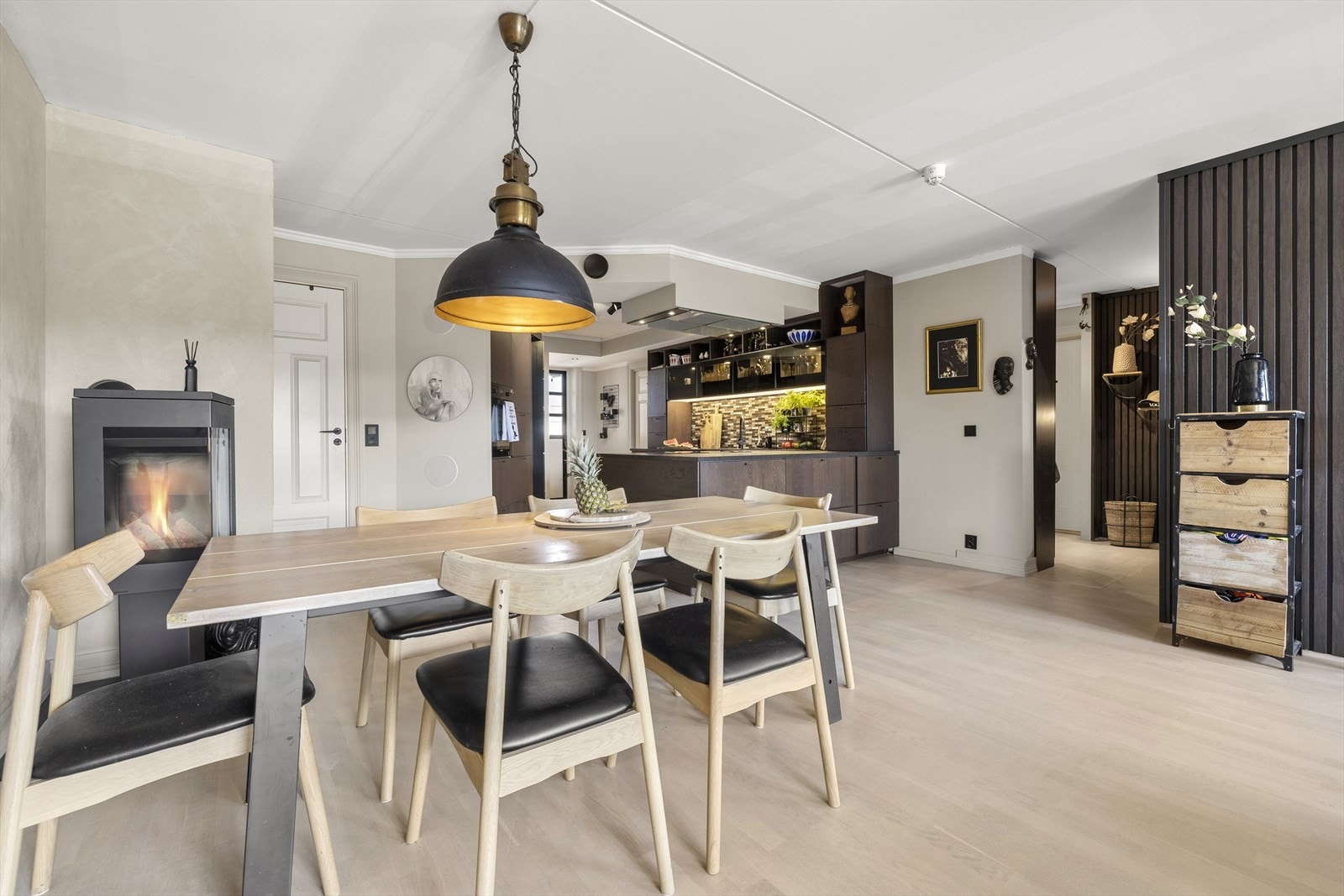 I hjørnet er det plassert en peisovn som varmer godt på kjølige dager. Galleribilde