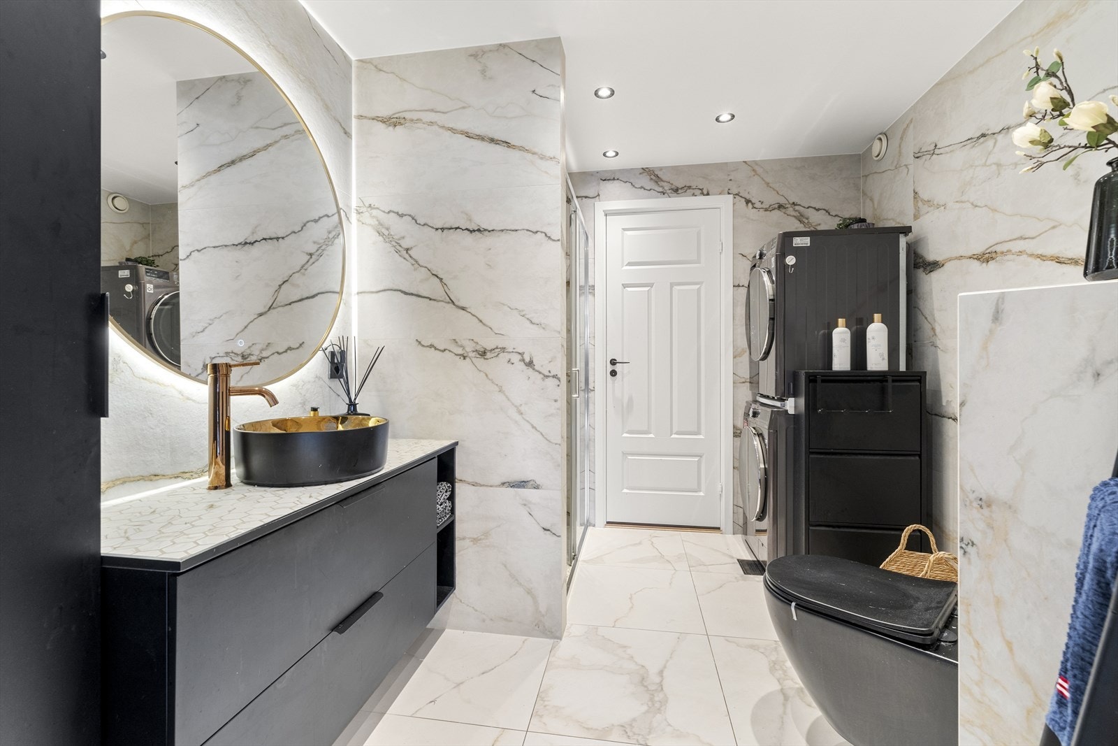 Lekkert bad med fliser på gulv og vegg med marmorlook. Galleribilde