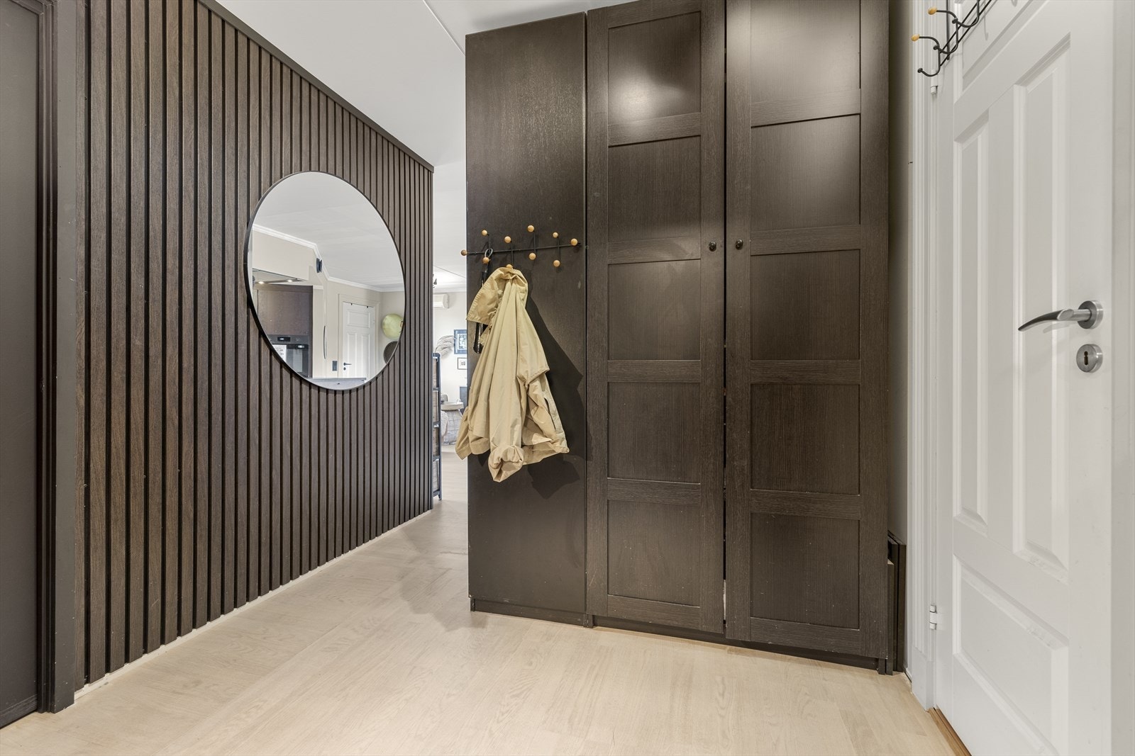 I entréen er det godt med plass til oppbevaring av klær og sko. Galleribilde