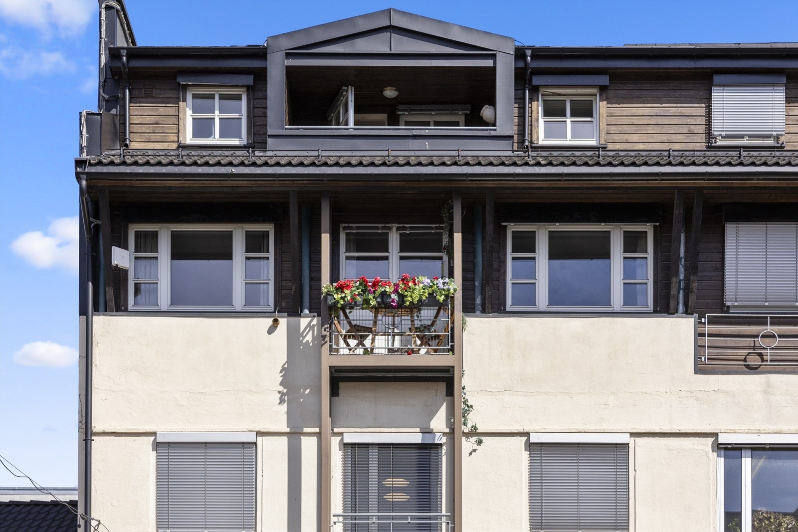 Balkong sett fra gateplan. Galleribilde