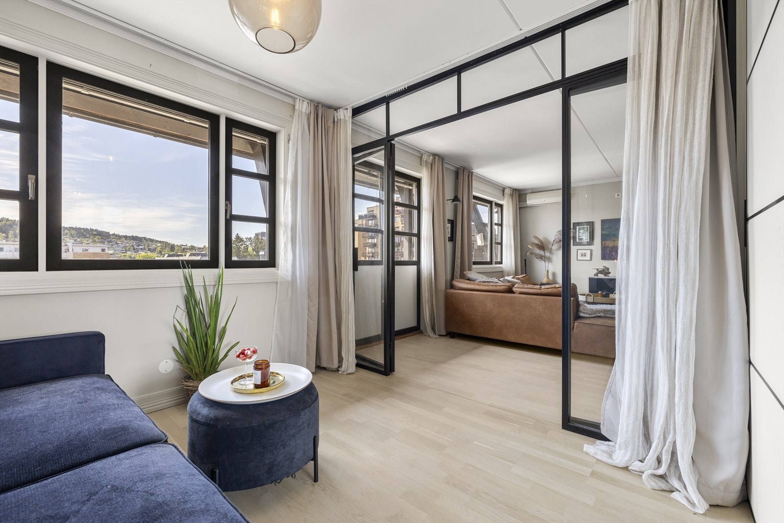 Her er det montert smijernsdører for en fleksibel bruk av rommet, enten som del av stua, kontor eller soverom. Galleribilde