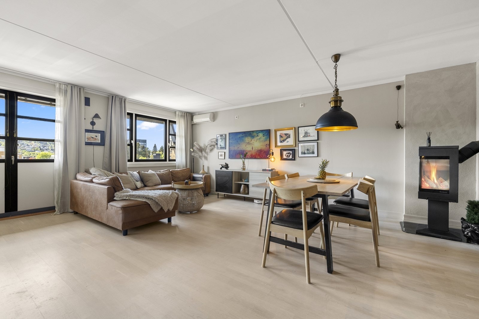 Leiligheten har en stor og åpen stue-/kjøkkenløsning med plass til storfamilien. Galleribilde