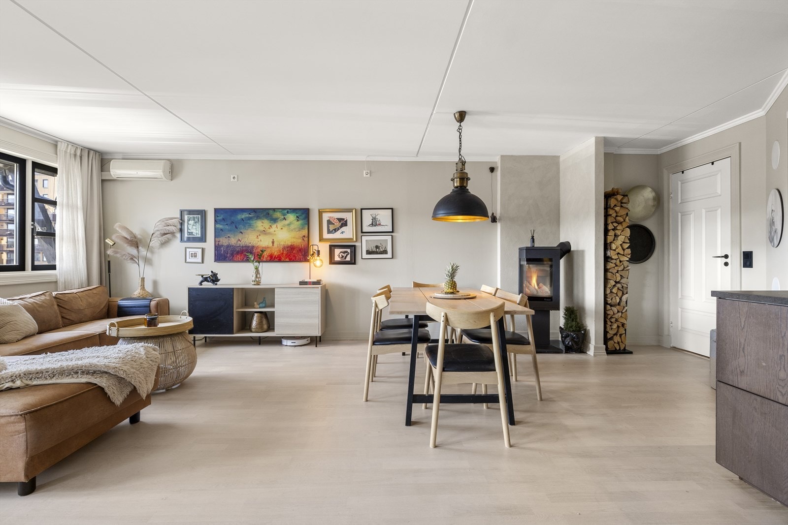 Dette er en lys og innbydende 4-roms leilighet sentralt i Lillestrøm. Galleribilde