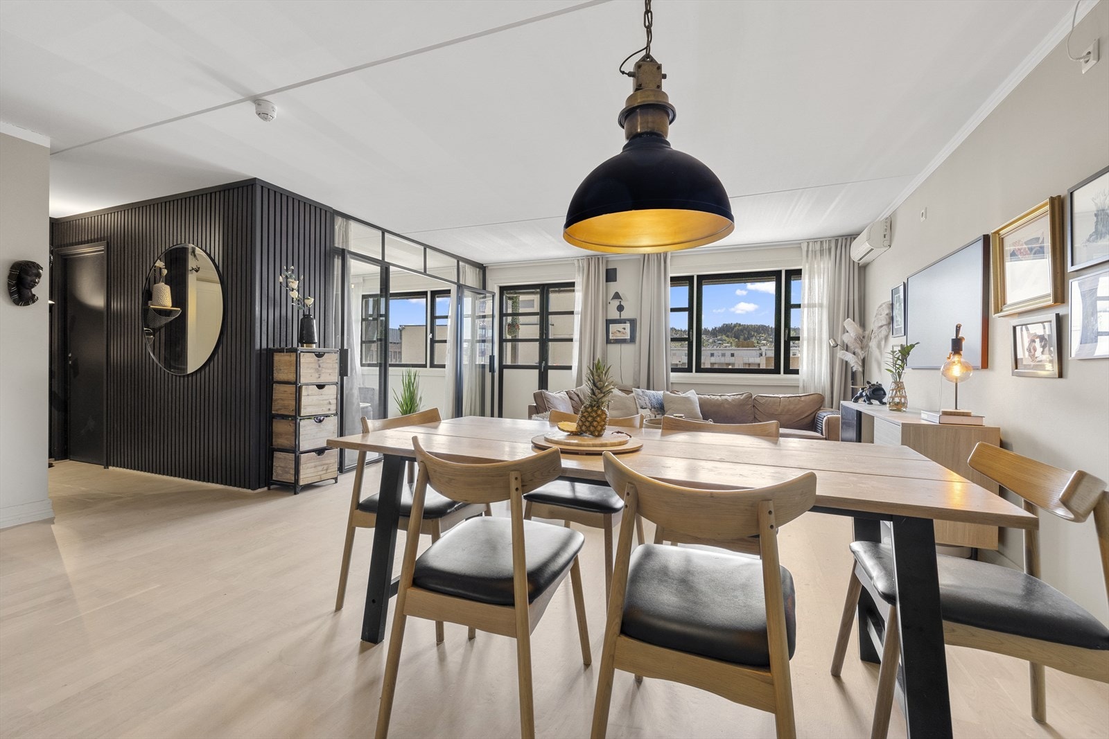 Det er god møbleringsfrihet i stuen med plass til stor sofaløsning og spisebord. Galleribilde