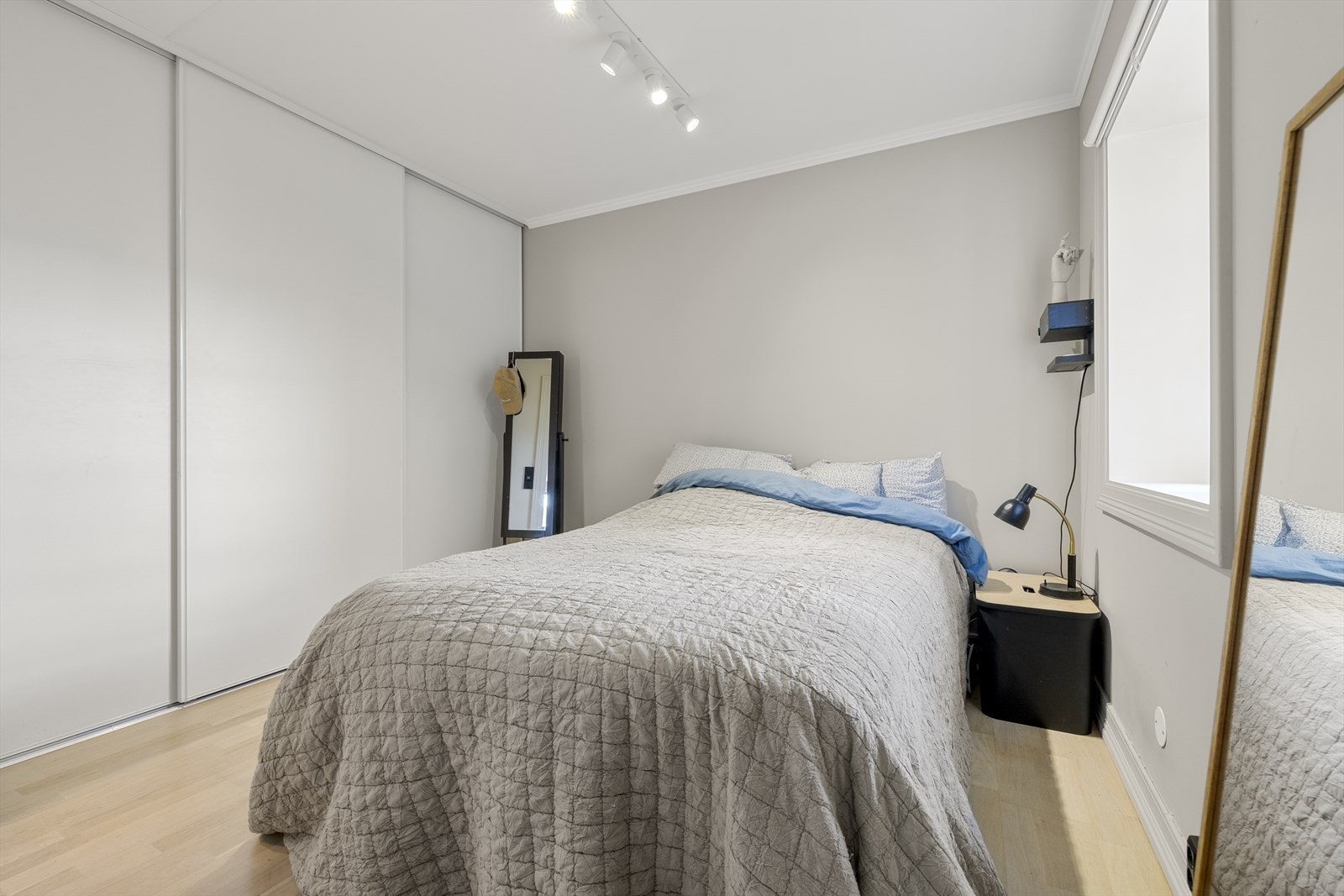 Dette har en stor skyvedørsgarderobe med god oppbevaringsplass. Galleribilde