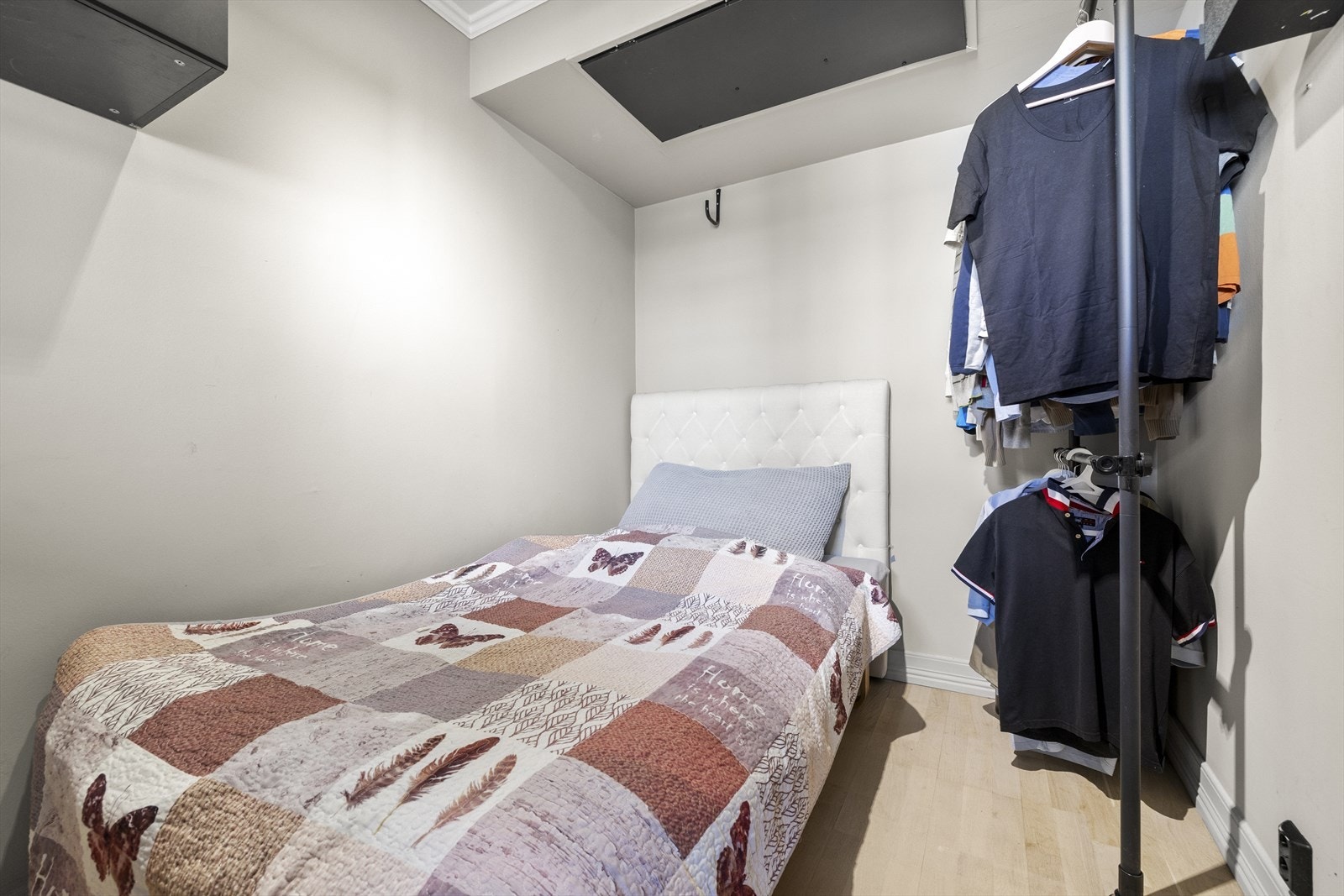 Her er det installert smarte løsninger for ekstra oppbevaring. Galleribilde