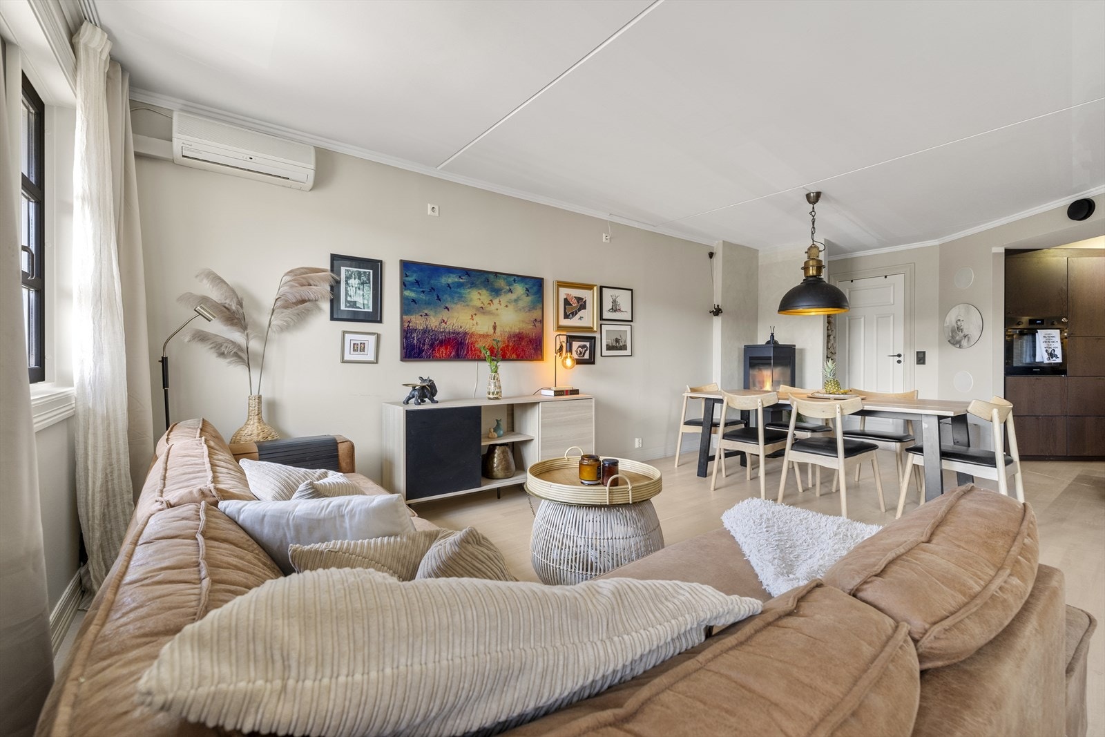 Veggene er malt i duse trendfarger, og det er pene lyse gulvflater. Galleribilde