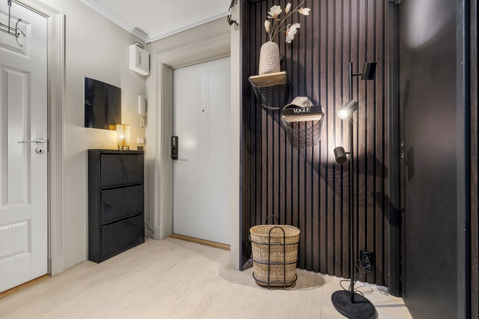 Den mørke spileveggen skaper fin kontrast til de ellers lyse flatene. Galleribilde