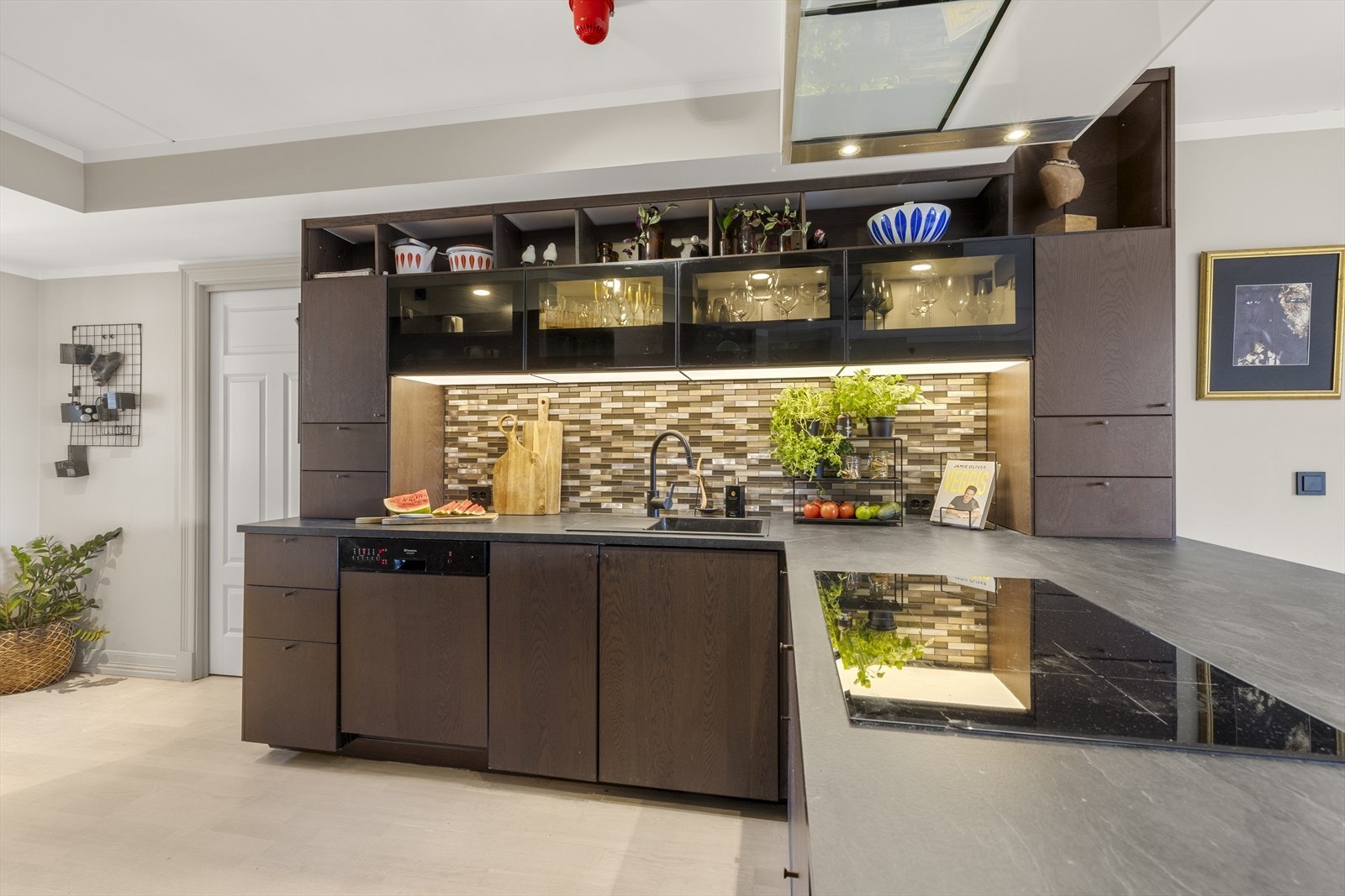 Det er integrerte hvitevarer, god belysning og masse skapplass! Galleribilde