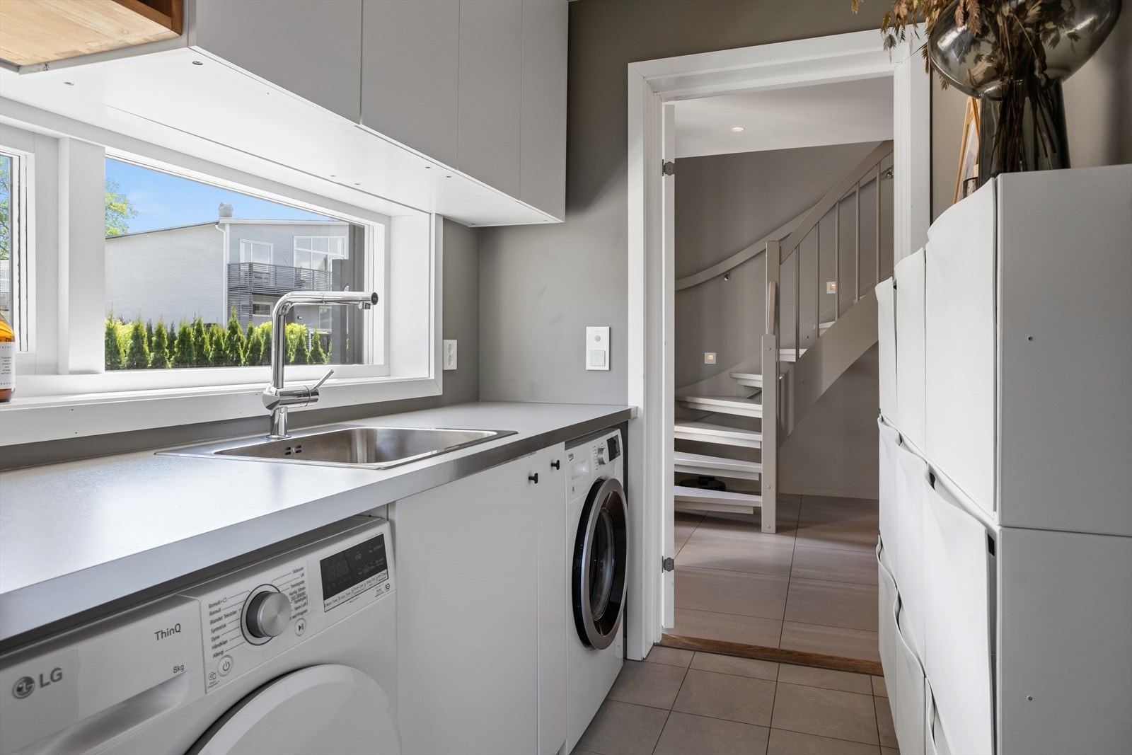 Fra gangen har du også adkomst til vaskerommet - meget praktisk med små barn! Galleribilde