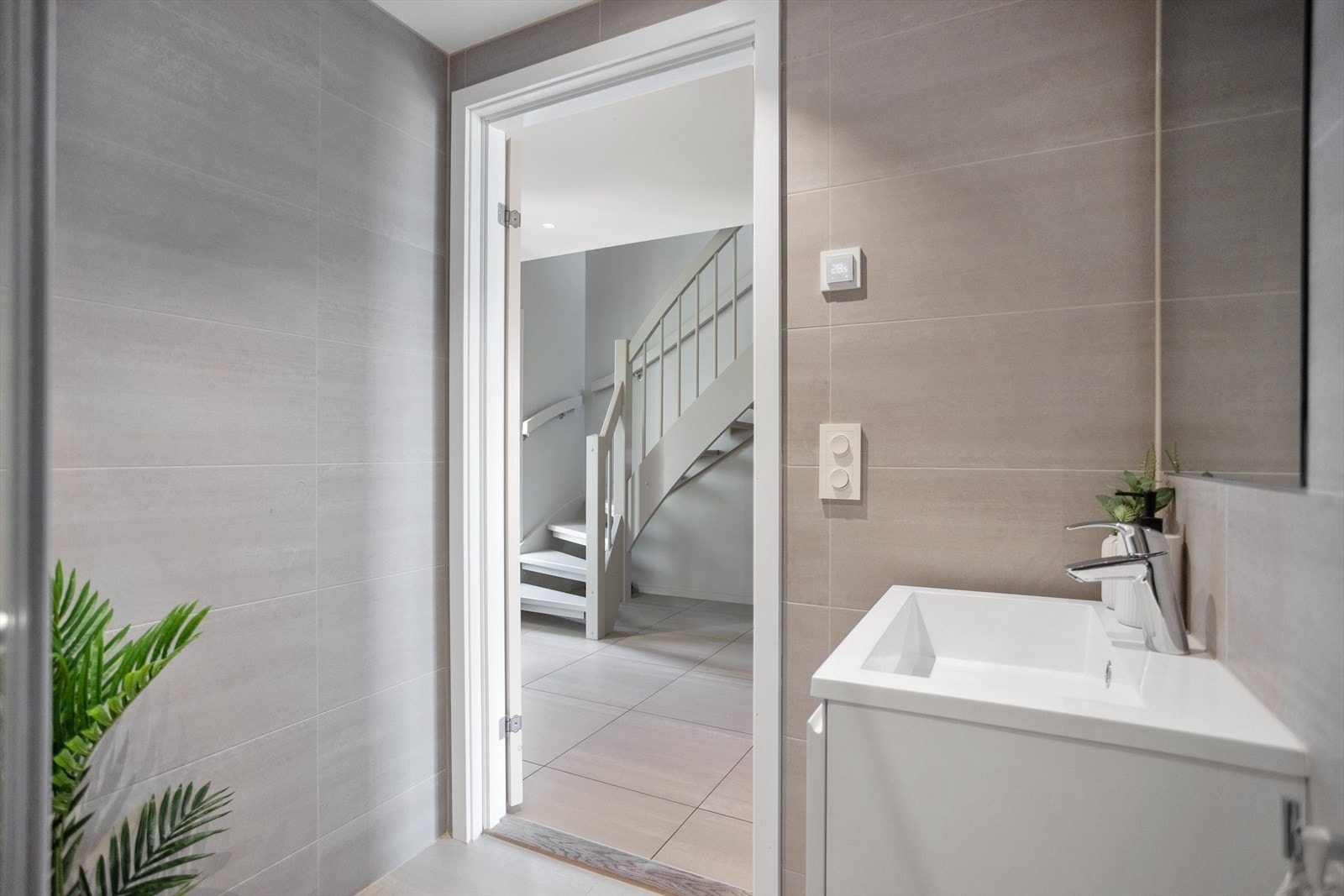 Det er lekre fliser og varmekabler i gulv både på bad og hall Galleribilde