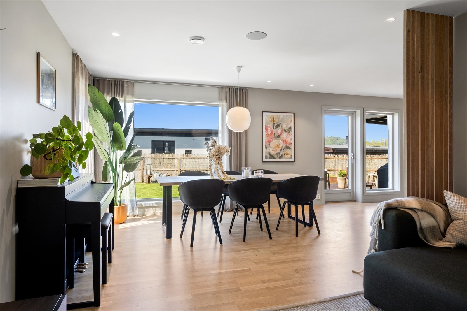 Spisestuen er fint plassert ved det store vinduet som gir mye naturlig lys inn Galleribilde