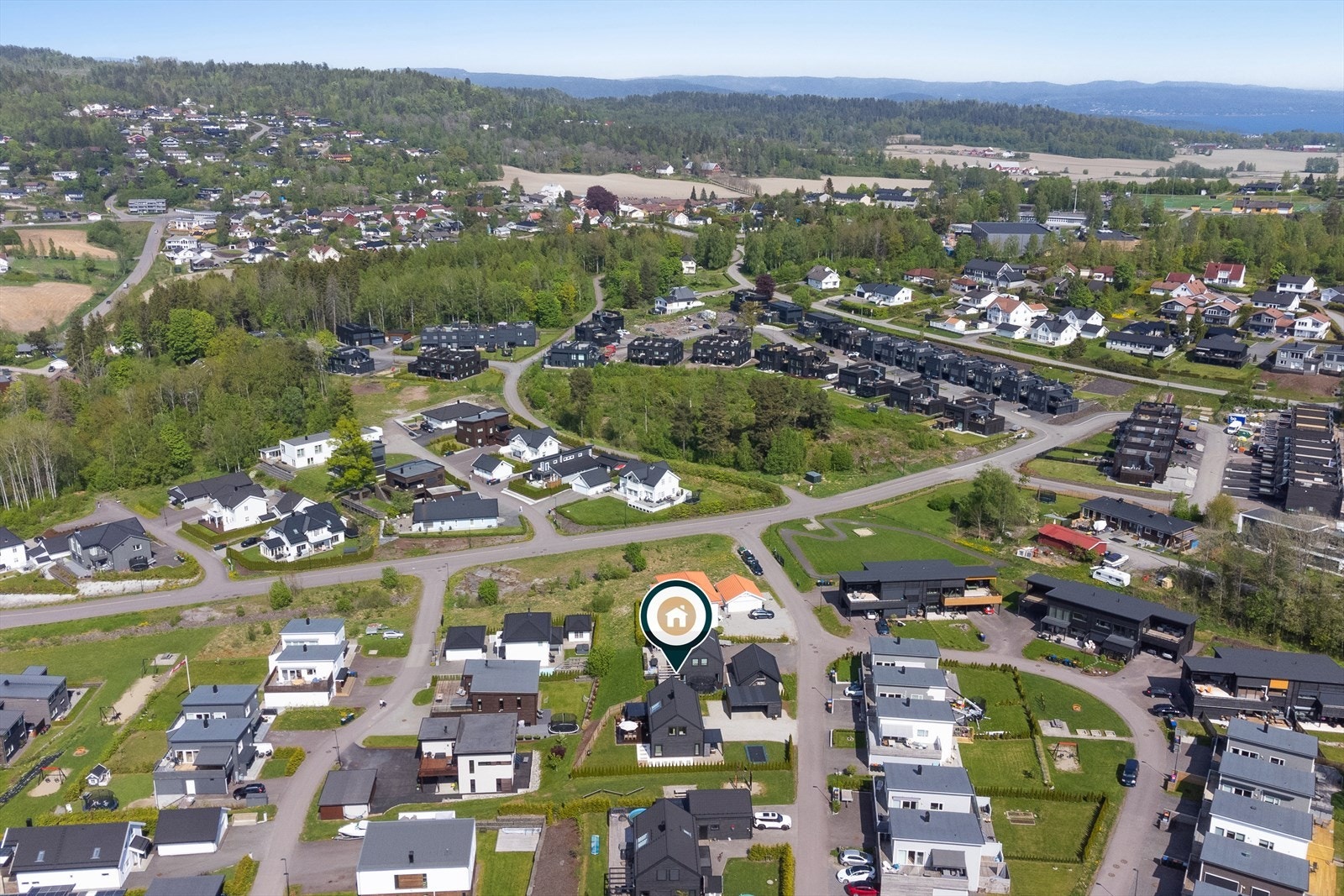 Det er gangavstand til matbutikk, skole og barnehage Galleribilde