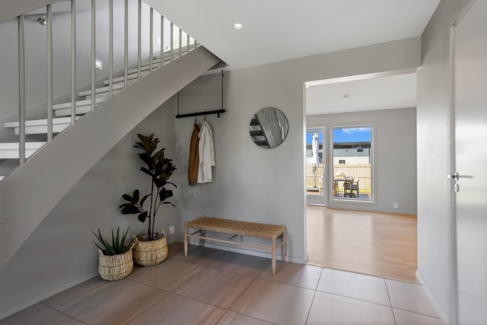 Det er god plass for garderobeløsning eller mulighet for å sette opp garderobeskap i gangen Galleribilde