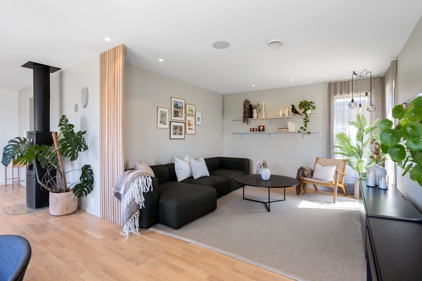 Ved spisestuen er det også plass for en hyggelig sofakrok Galleribilde