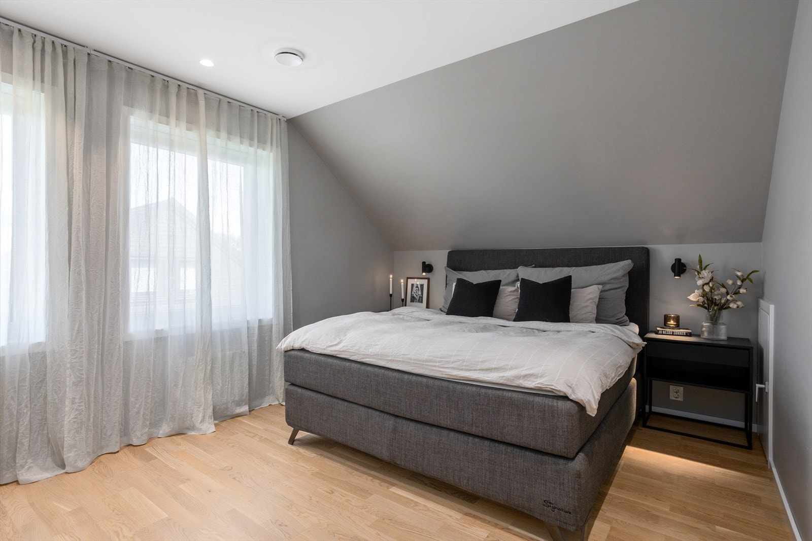 Hovedsoverommet er meget romslig med store vinduer Galleribilde