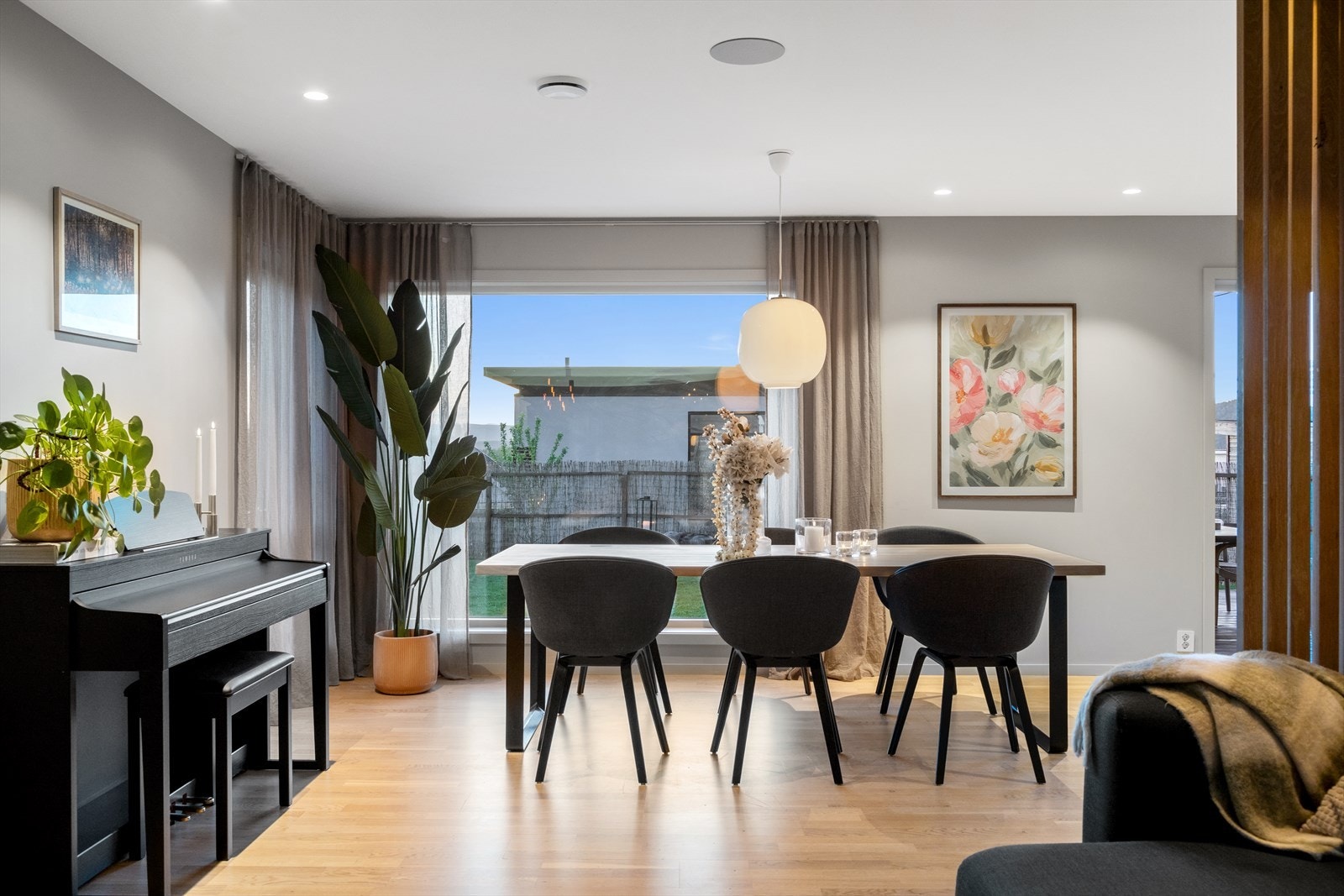 Her er det god plass for spisebord og annet møblement Galleribilde